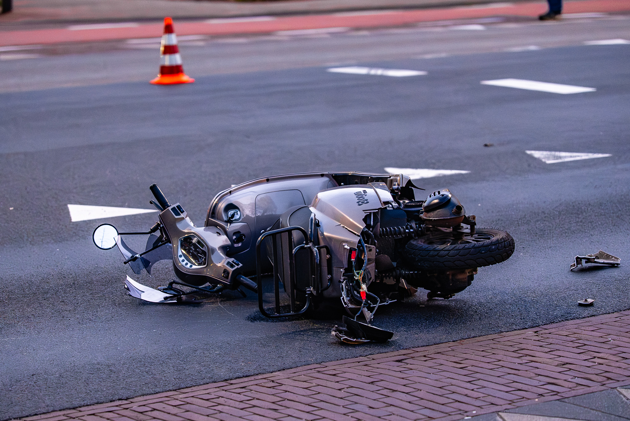 Scooterrijder geschept door bestelbus