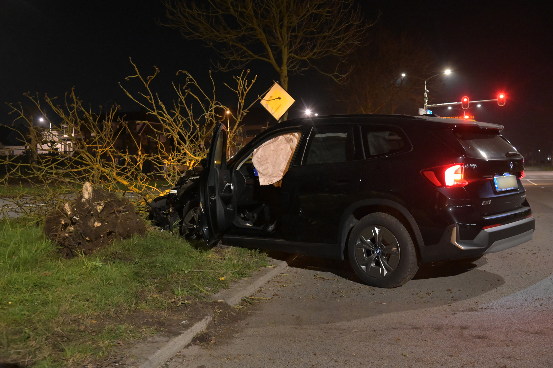 Auto rijdt boom uit de grond, bestuurster gewond