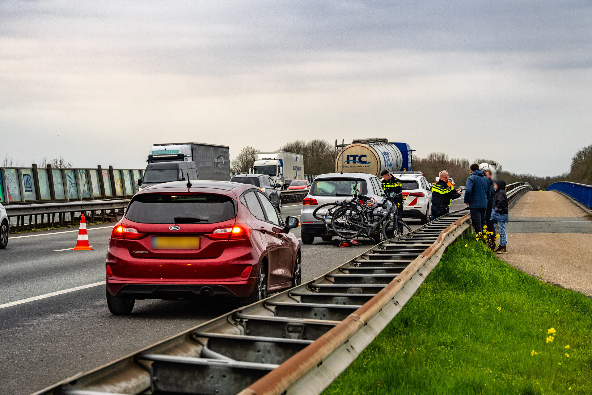Twee auto’s botsen op snelweg, rechterrijstrook tijdelijk afgesloten