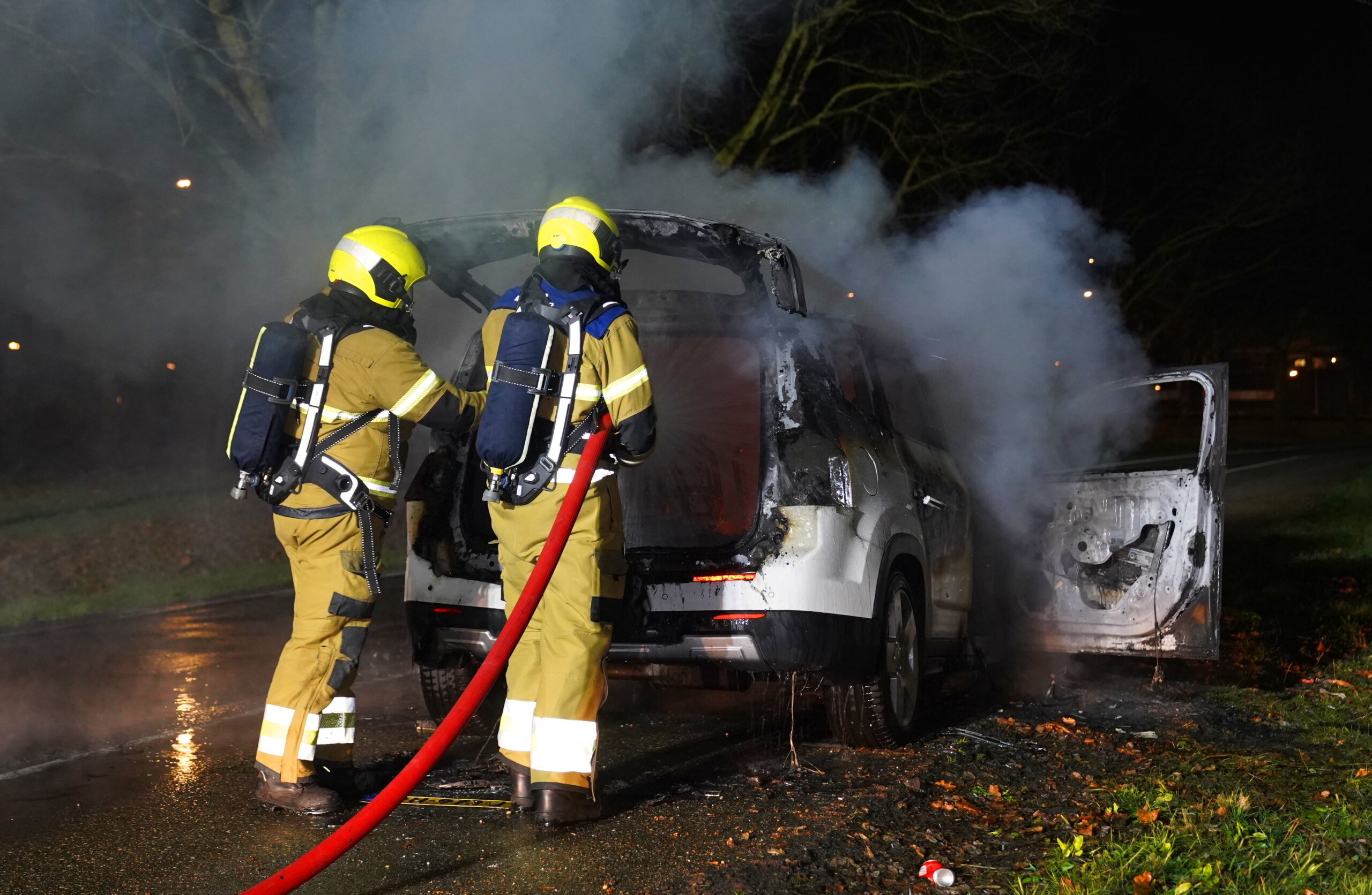 Auto vliegt tijdens het rijden in brand