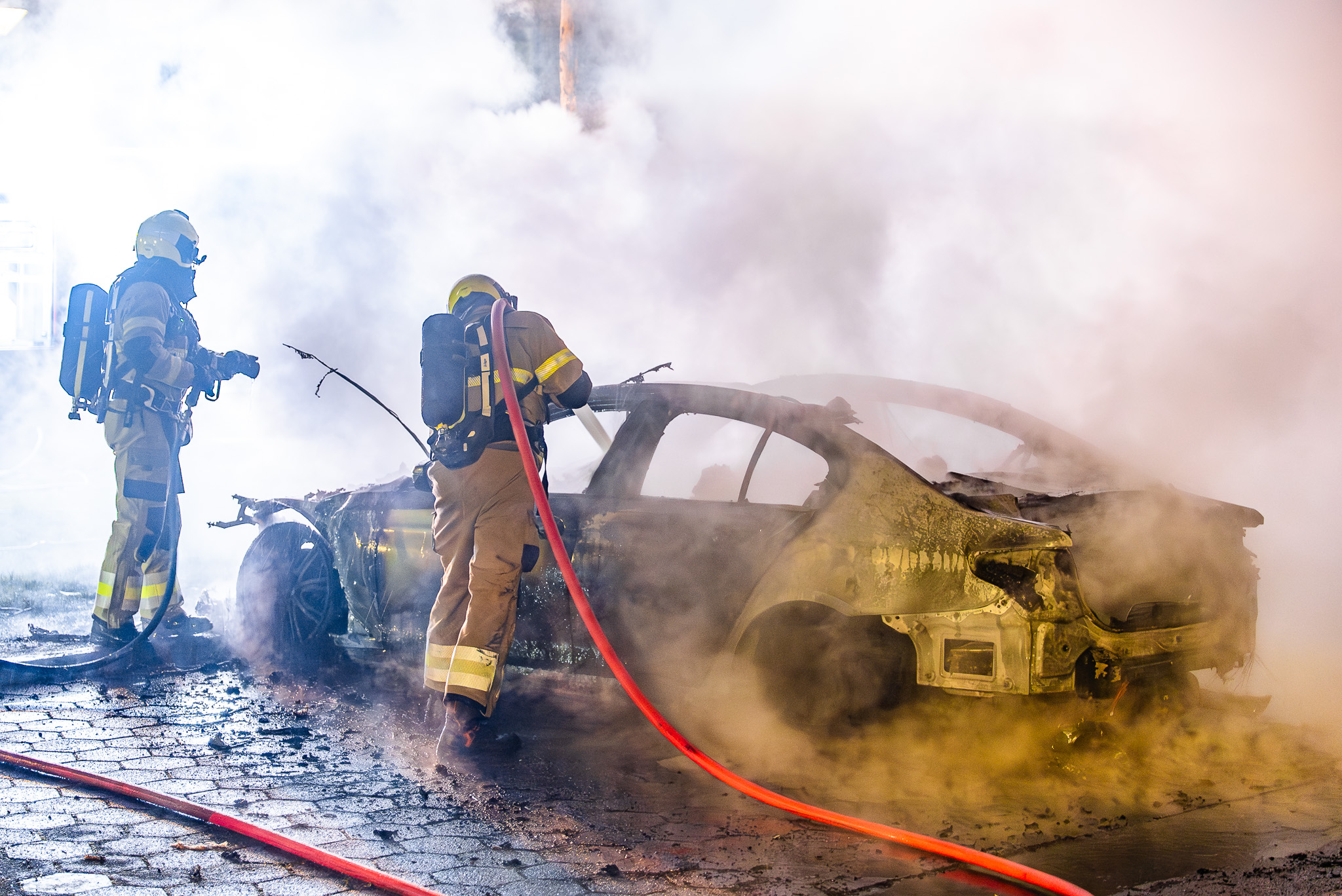 Geparkeerde auto volledig uitgebrand