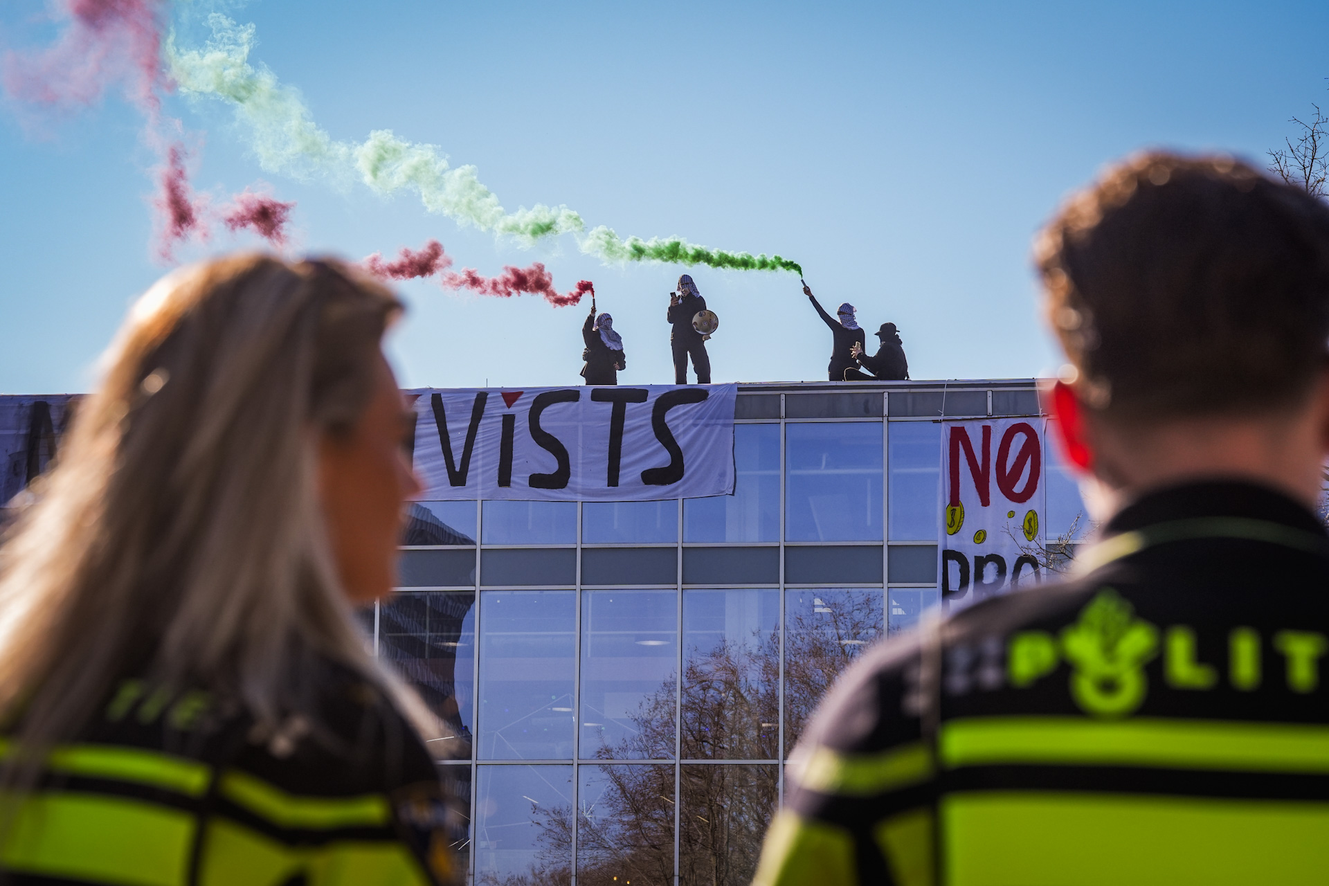 Demonstranten op dak TU/e, eisen dat banden met Israël worden verbroken