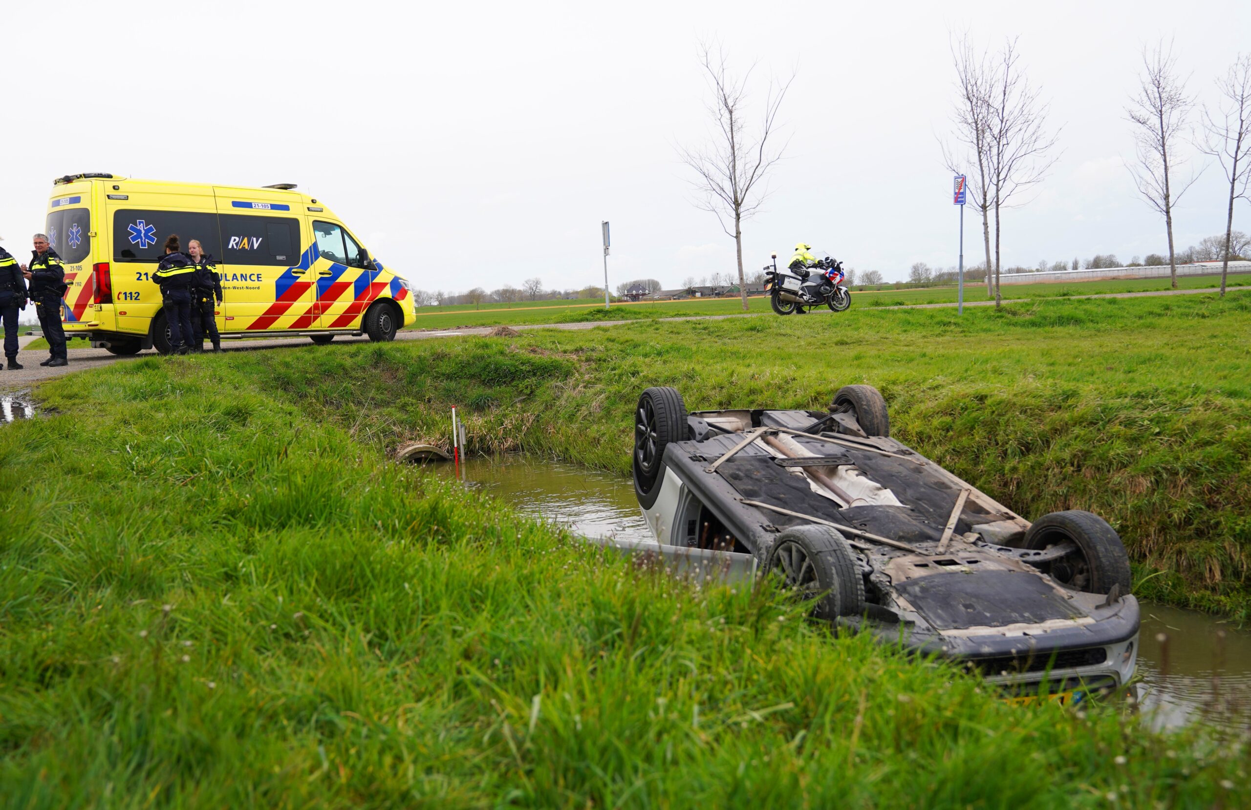 Auto slaat over de kop en belandt in sloot vol water