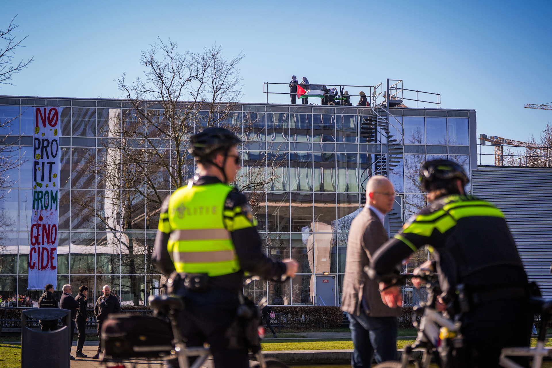 Scooterrijder ernstig gewond na botsing met bestelbus - 112 Nederland