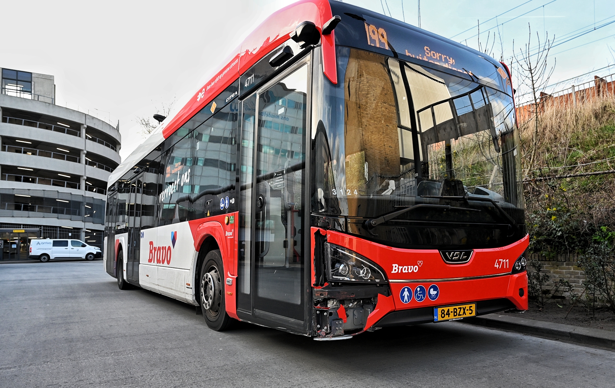 Stadsbus botst tegen zijkant van auto