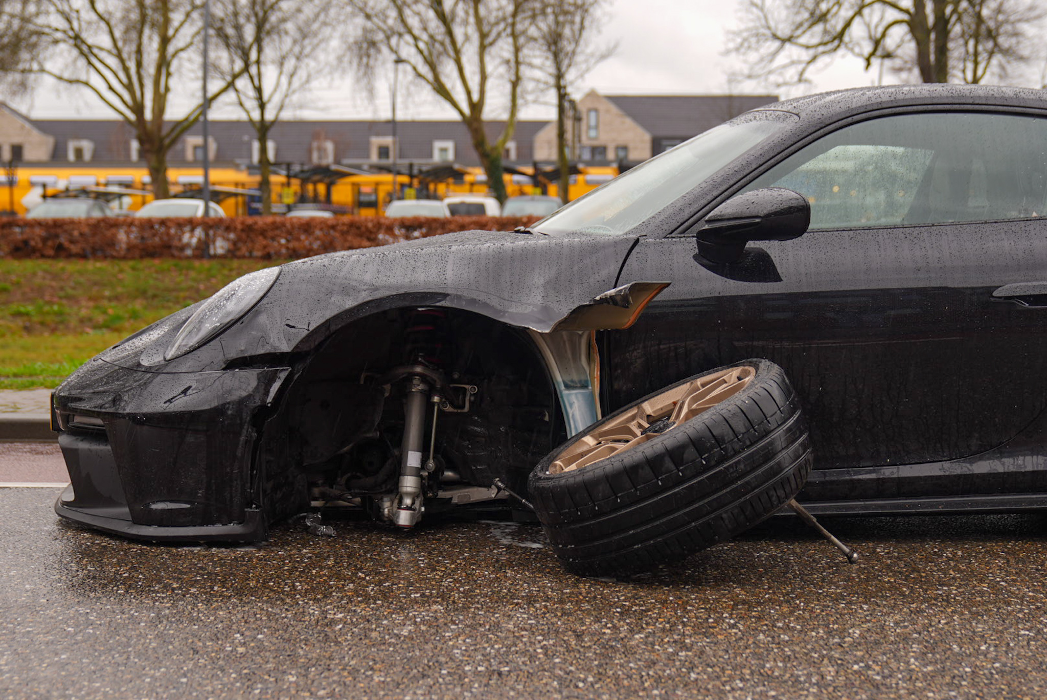 Porsche zwaar beschadigd na botsing