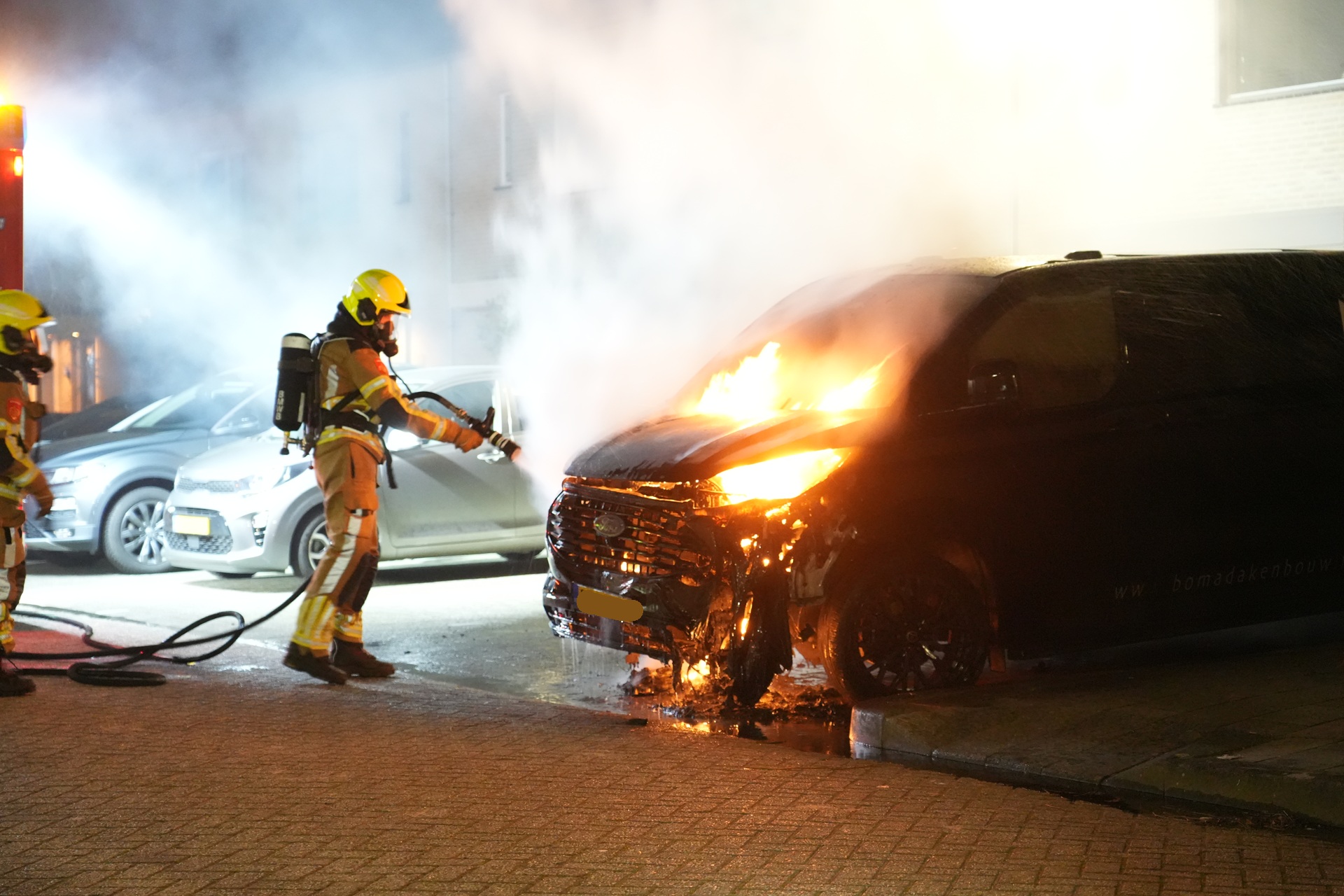 Bedrijfswagen uitgebrand, gasfles in veiligheid gebracht
