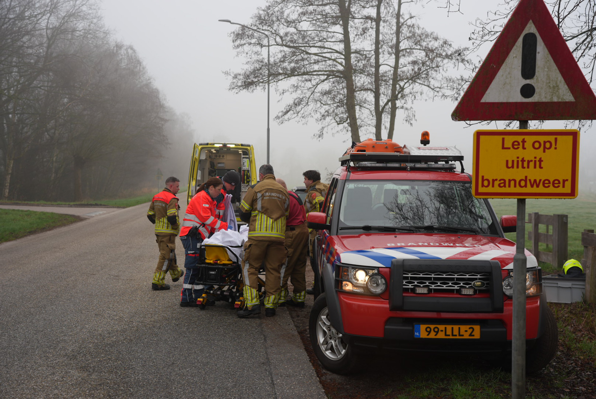 Brandweer haalt met terreinwagen gewonde vrouw uit bos
