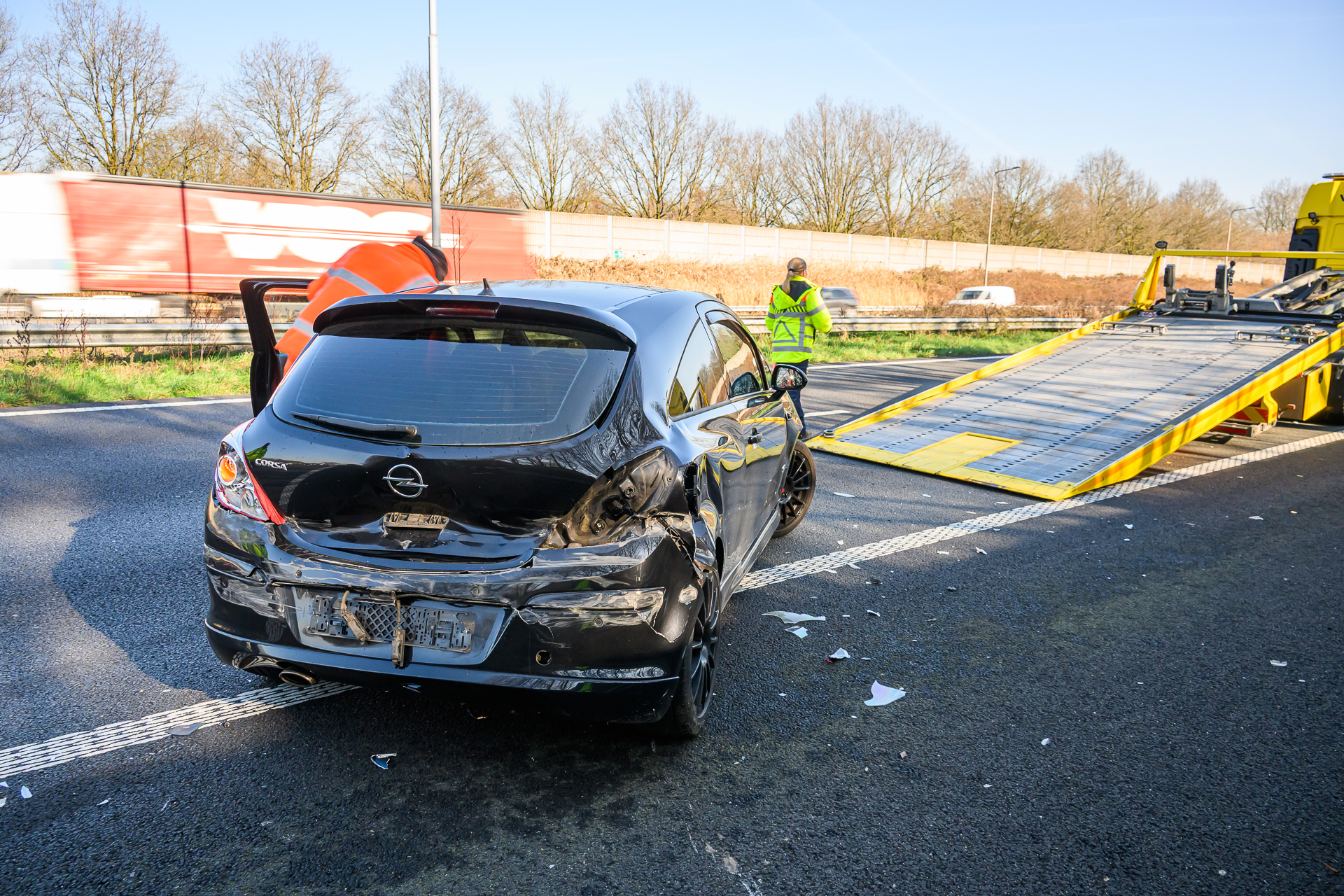 Lange file door ongeval tussen auto en vrachtwagen op snelweg