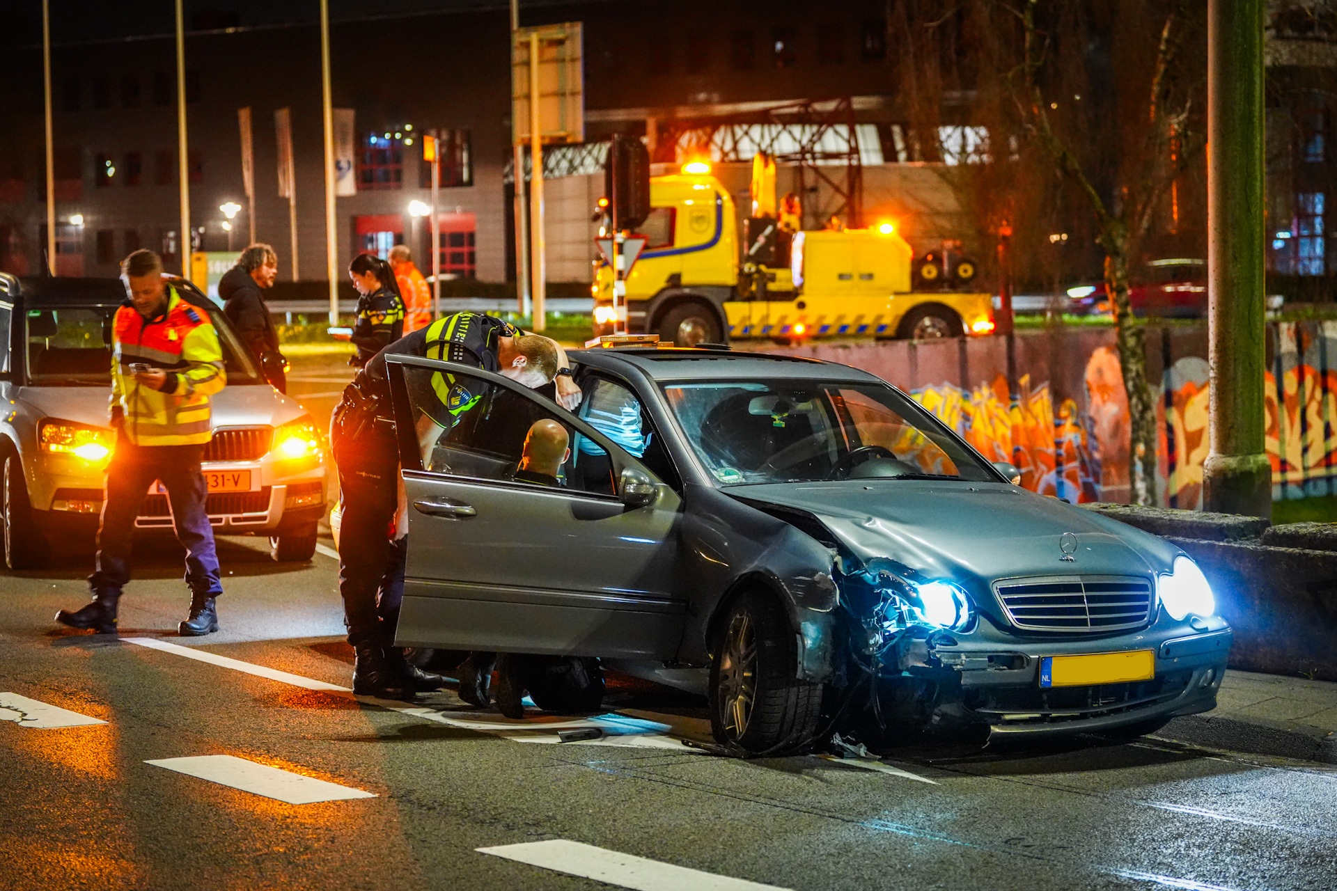 Dronken automobilist crasht op turbo-rotonde