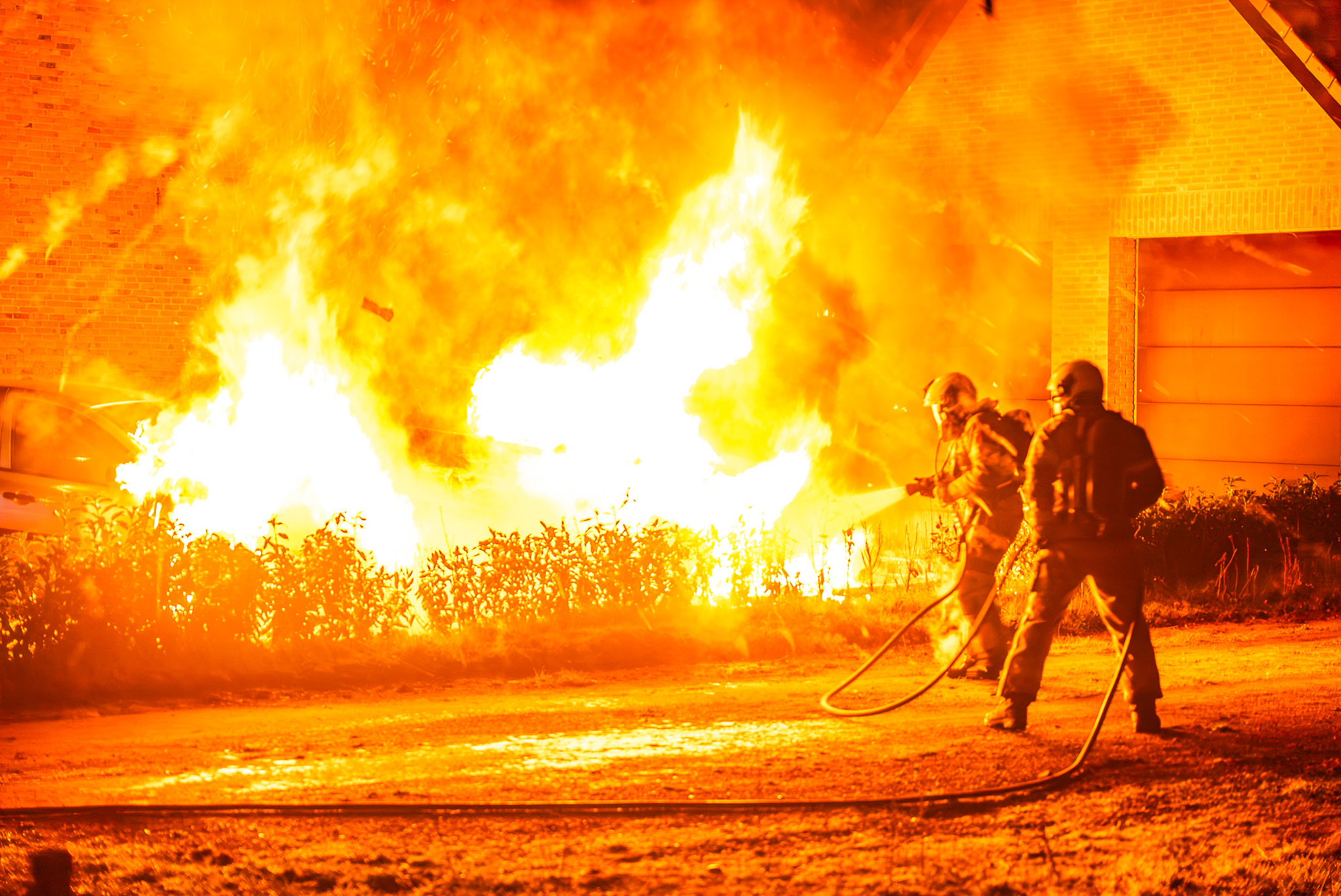 Twee voertuigen uitgebrand, politie onderzoekt oorzaak