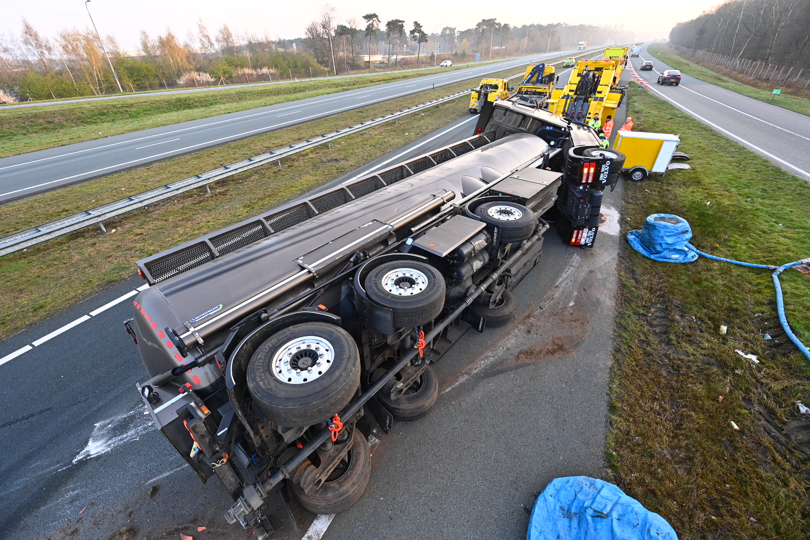 Vrachtwagen met varkensmeel gekanteld op snelweg