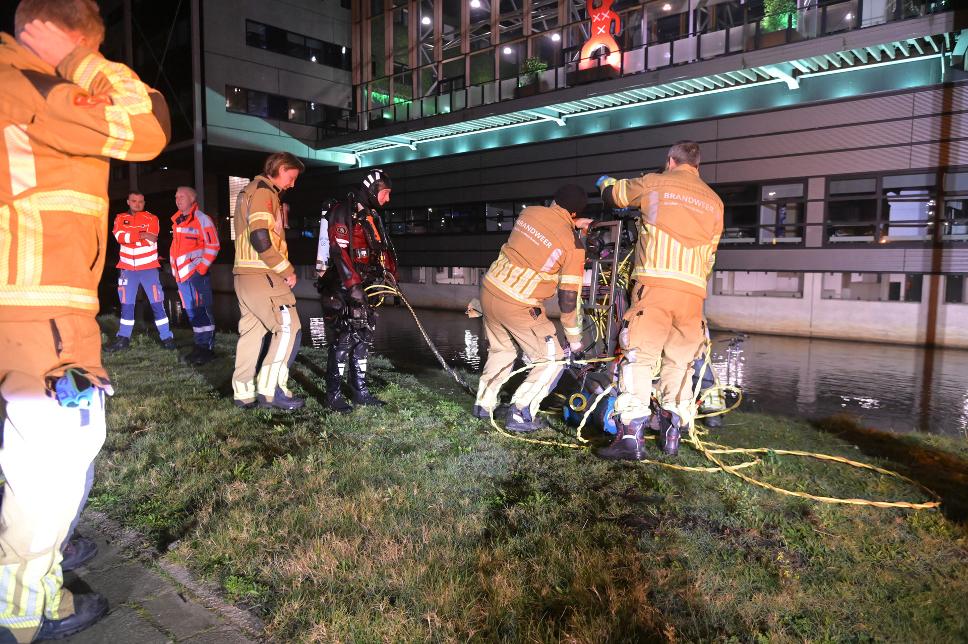 Fietslamp in water zorgt voor inzet hulpdiensten
