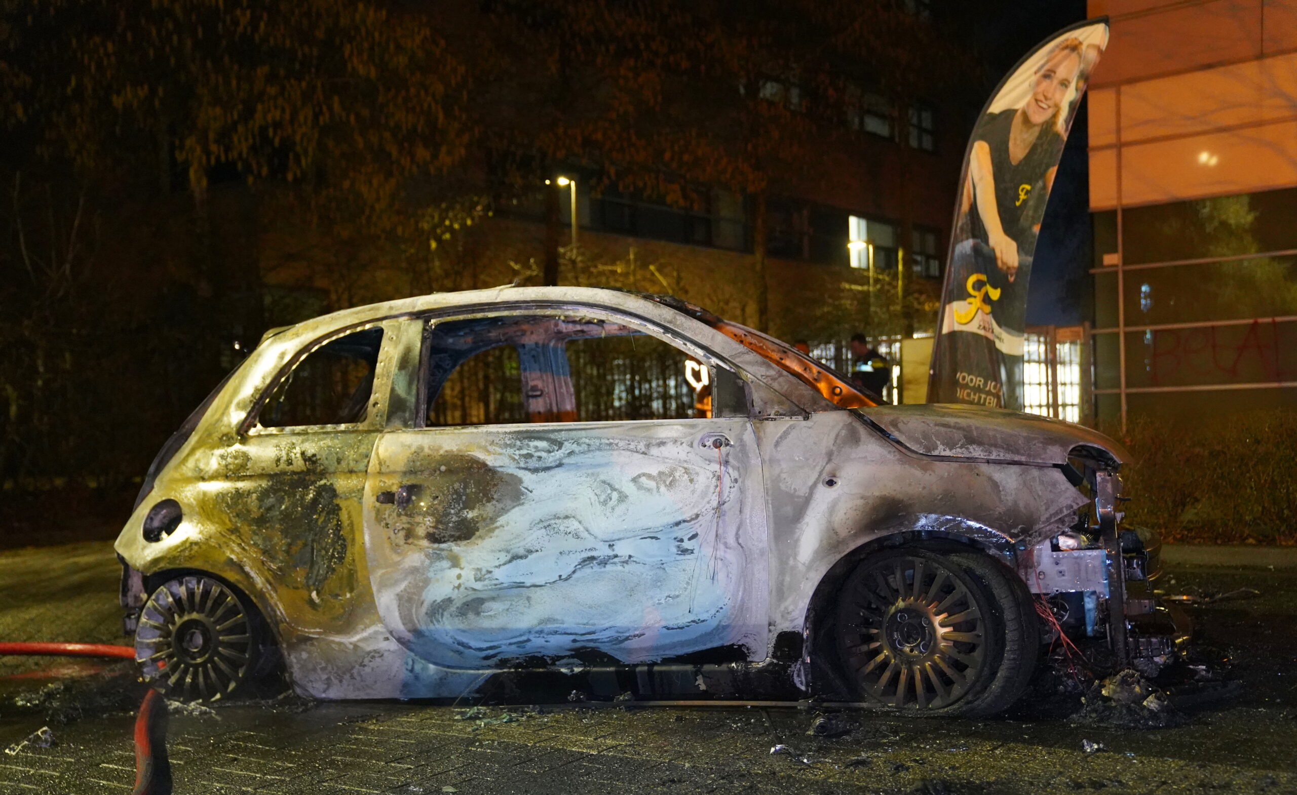 Uitgebrande auto bleek gestolen; politie onderzoekt brand en graffiti ‘Betalen’