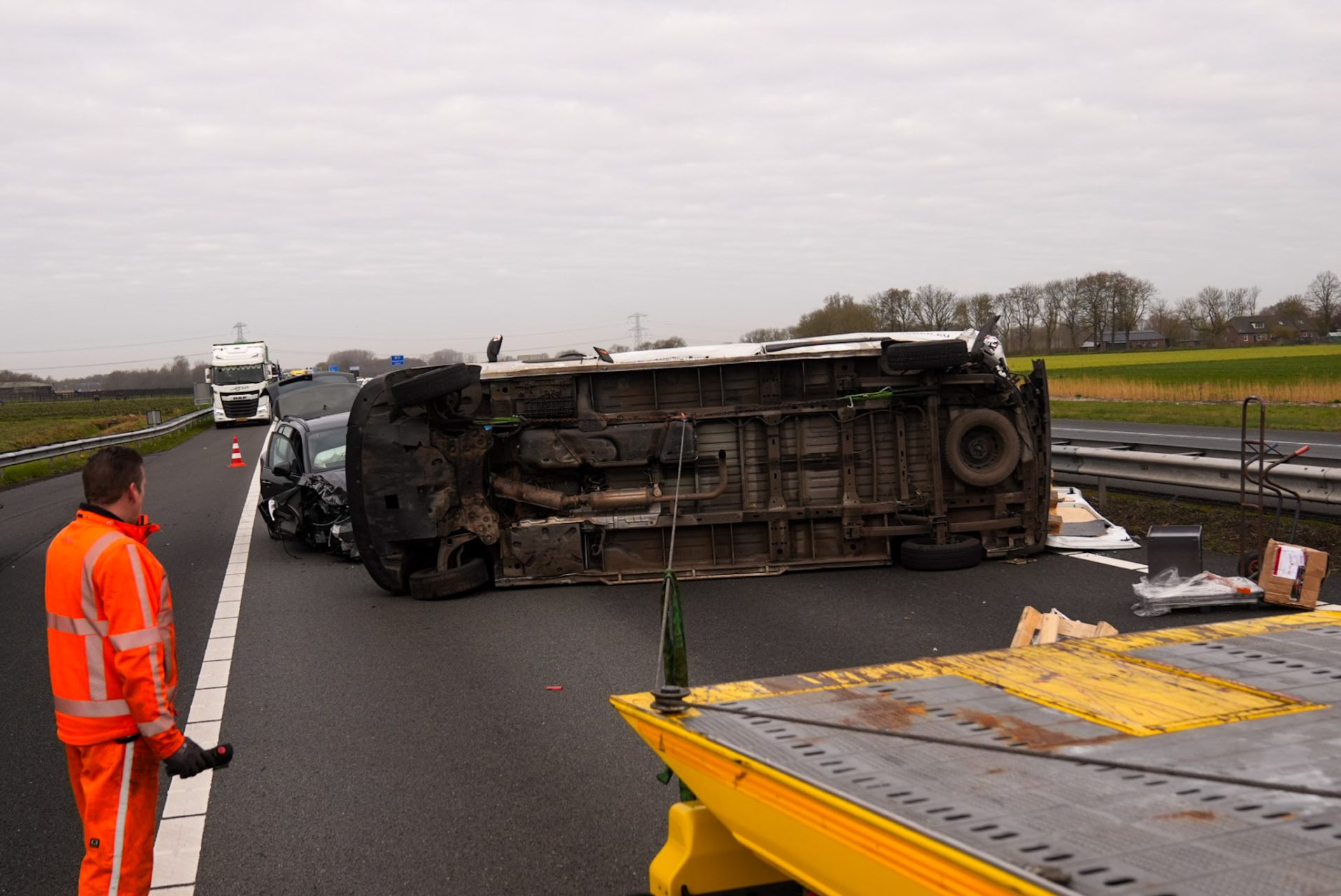 Busje op zijkant na botsing met auto