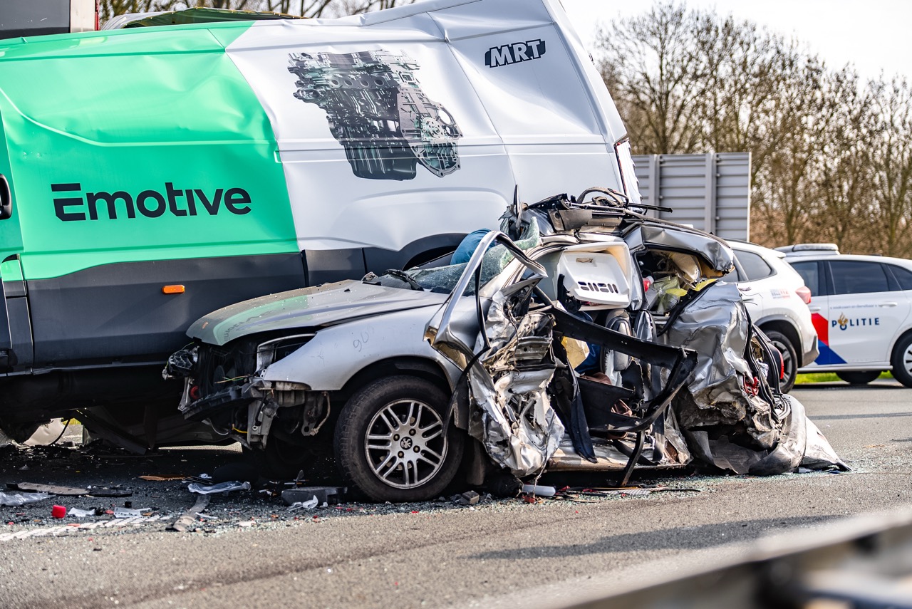Drie gewonden bij ernstig ongeval met vrachtwagen