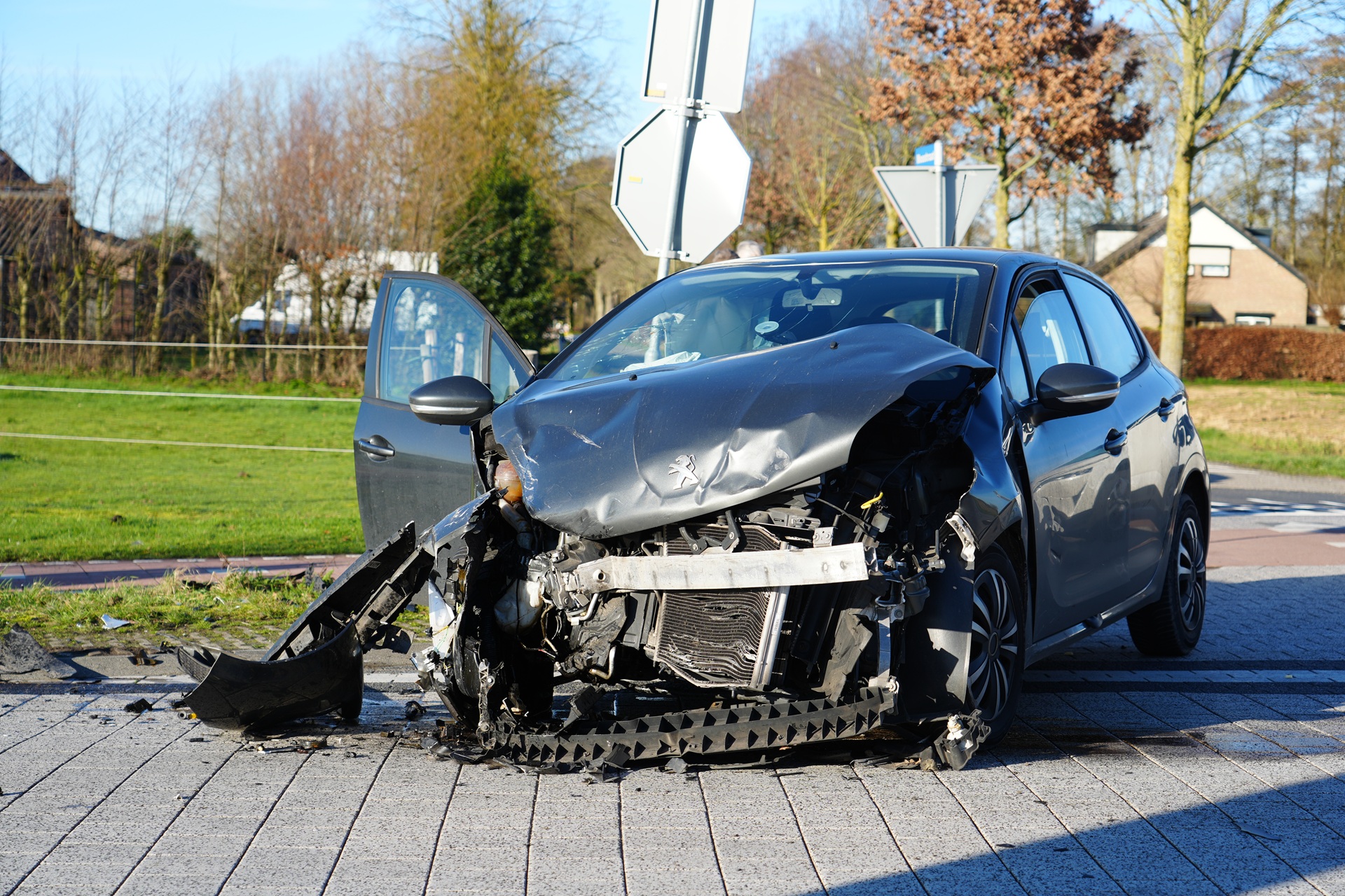 Twee auto’s botsen op kruising, flinke schade