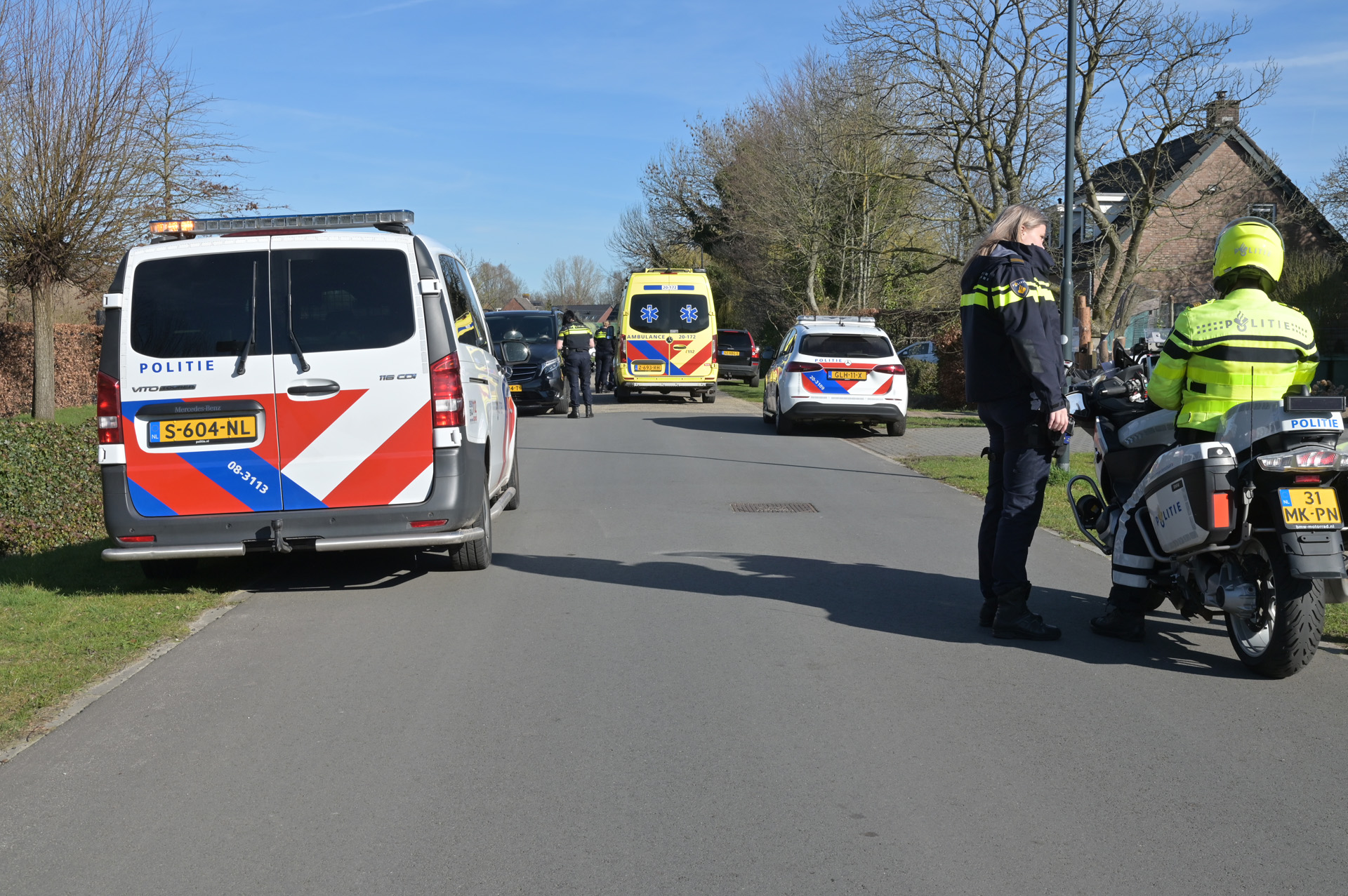 Scooterrijdster gewond na botsing met werkbus