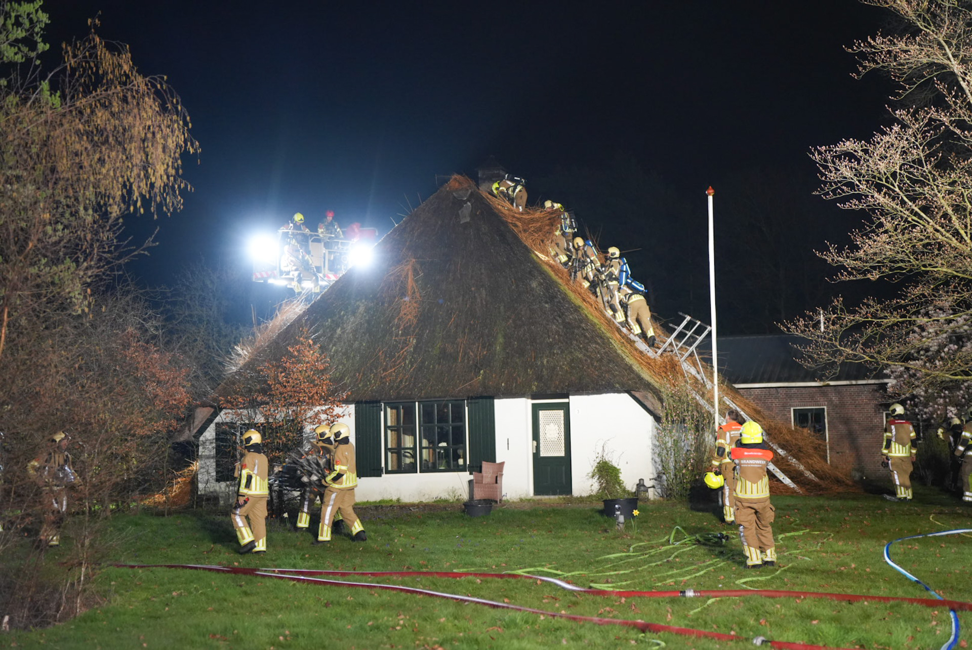 Brand in schoorsteen van woning met rieten dak