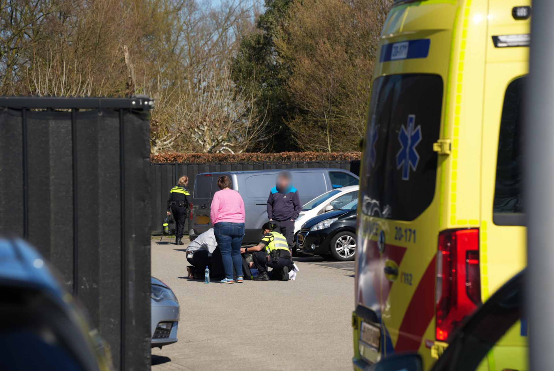 Man gewond na aanrijding op binnenplaats politiebureau