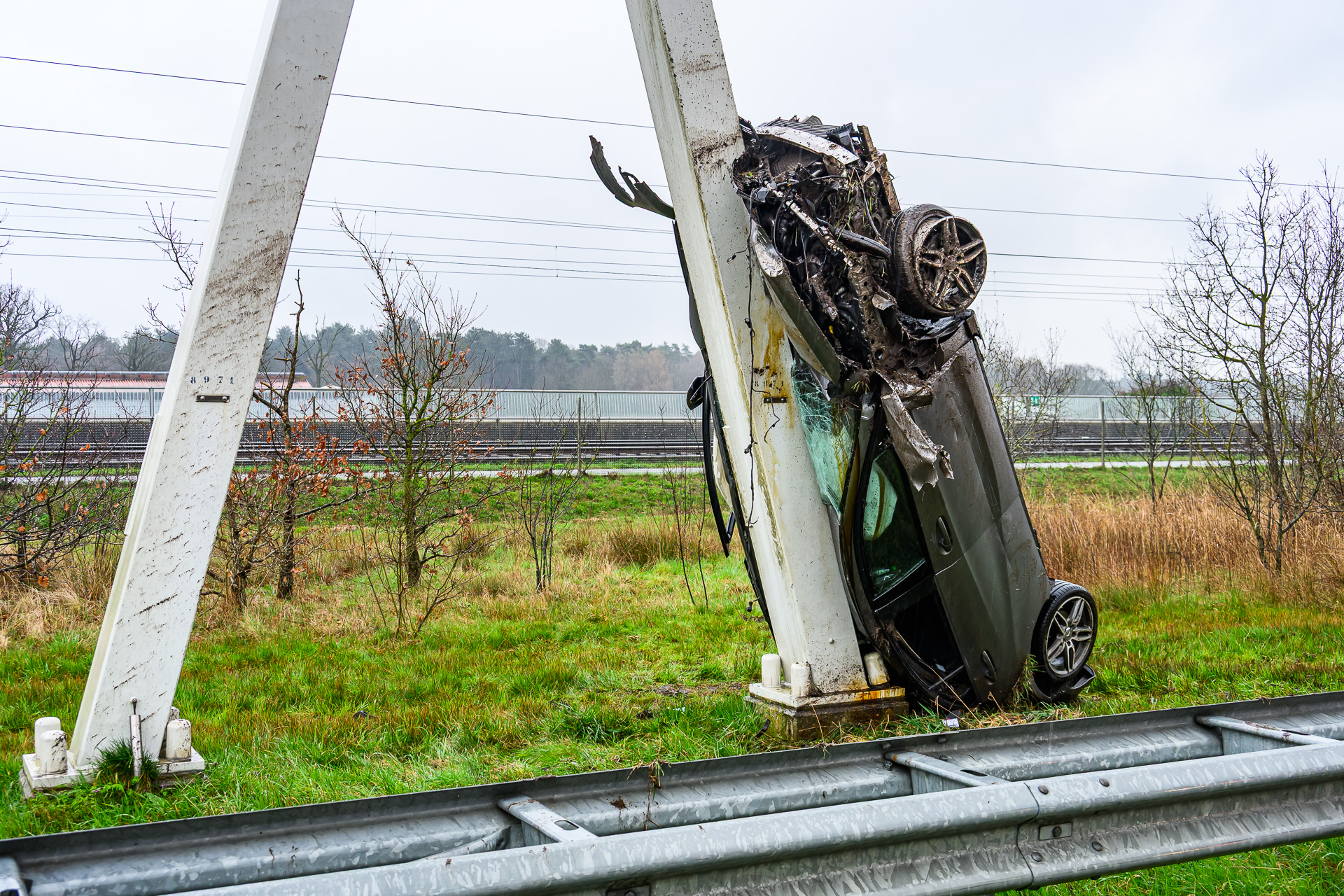 Auto crasht tegen pilaar langs snelweg