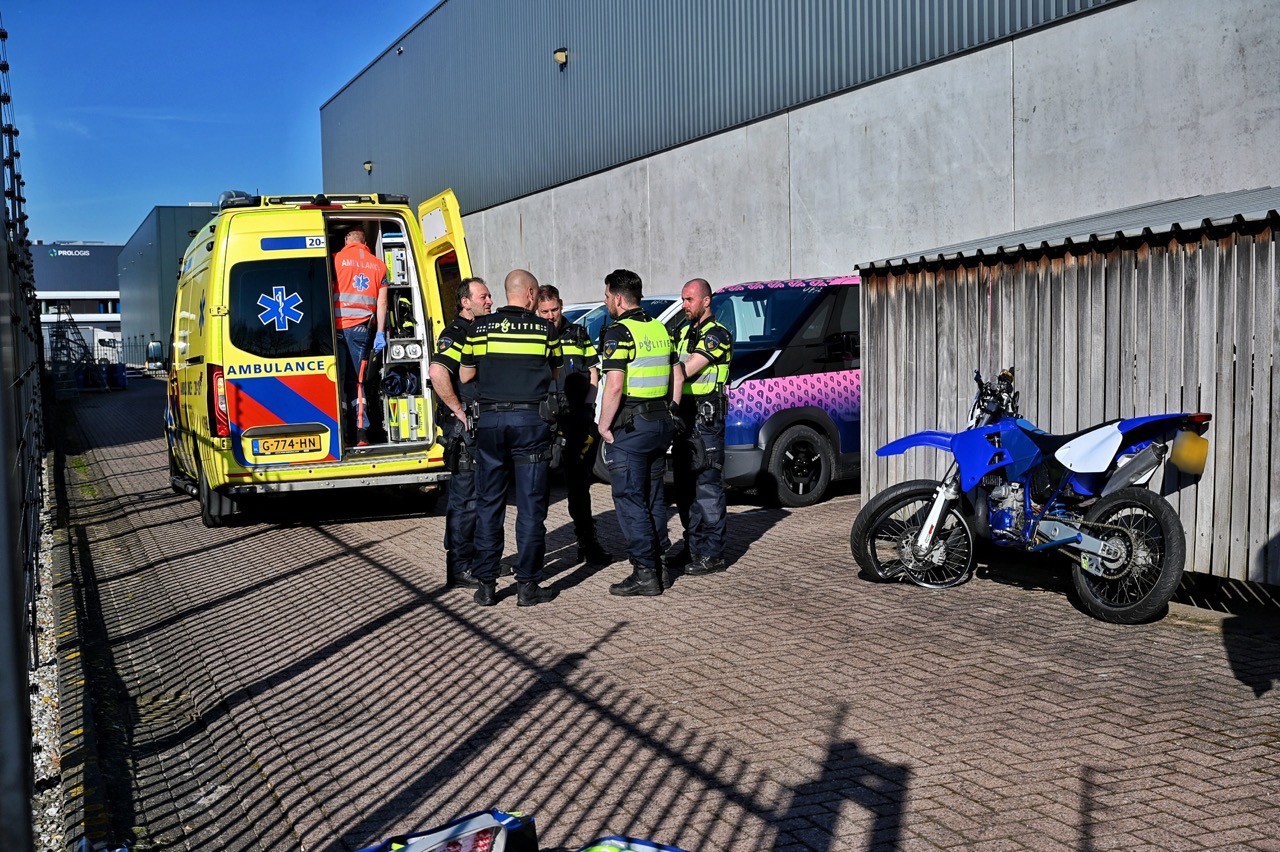 Motorrijder zwaar gewond na botsing met hek