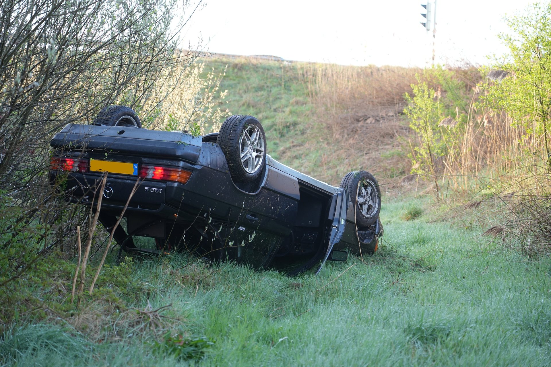 Auto slipt en rolt van talud