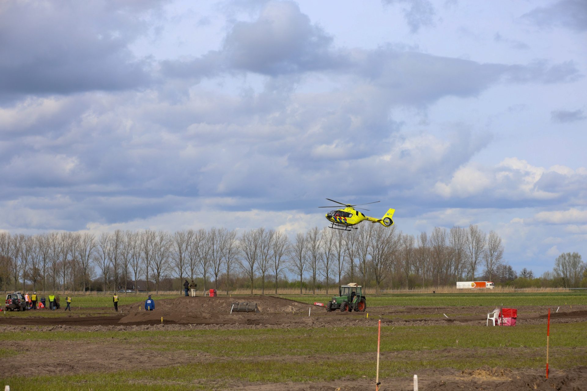 Motorrijder per helikopter naar ziekenhuis na val bij motorcrossevenement