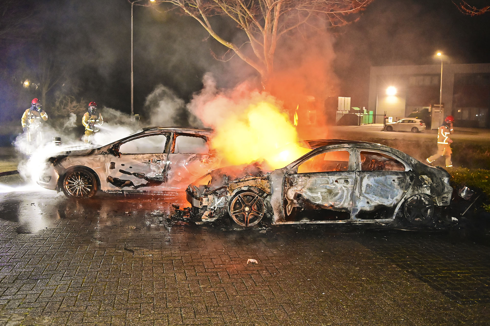 Auto’s verwoest door brand bij autoschadeherstelbedrijf
