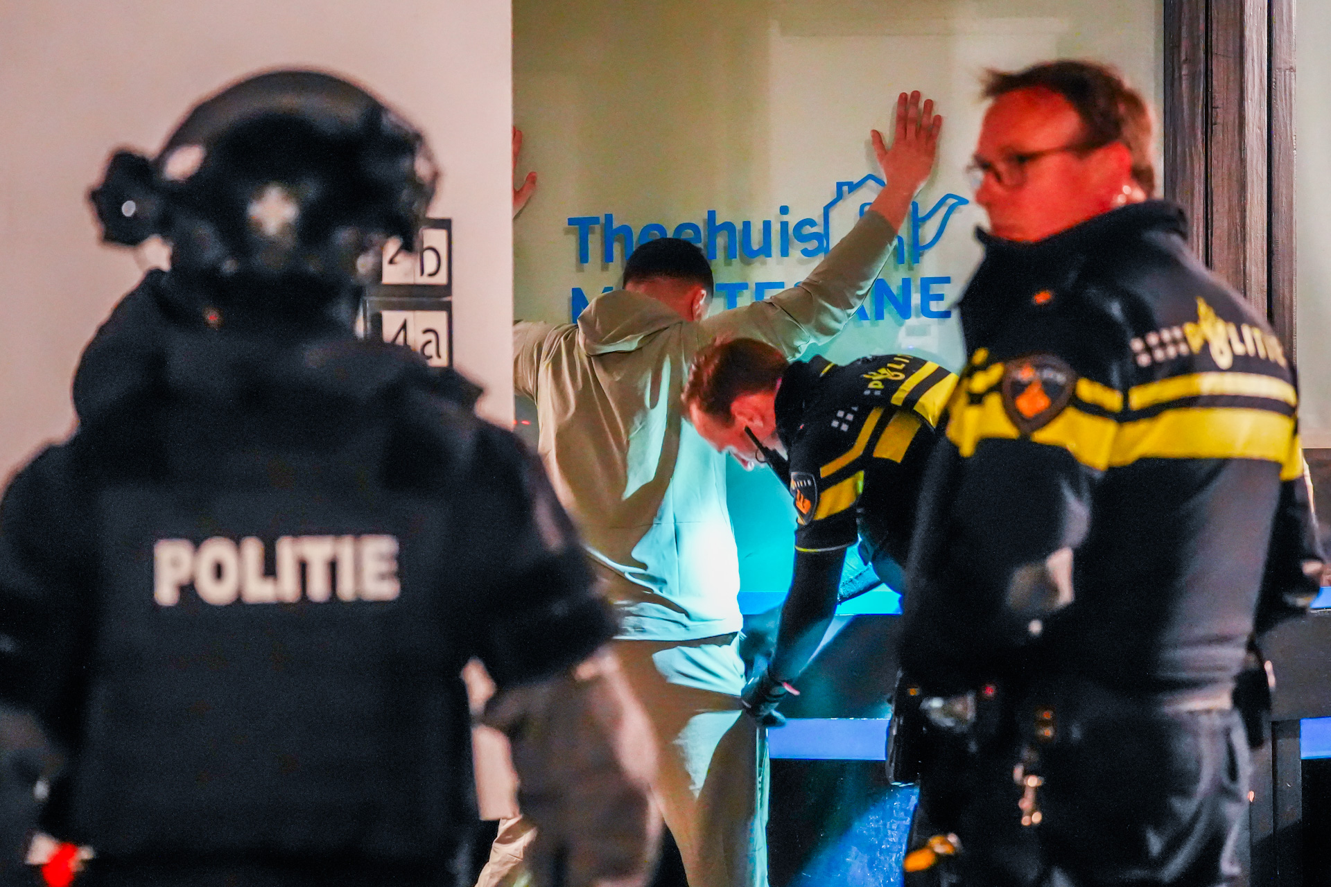 Politie valt theehuis binnen met speciale aanhoudingseenheid