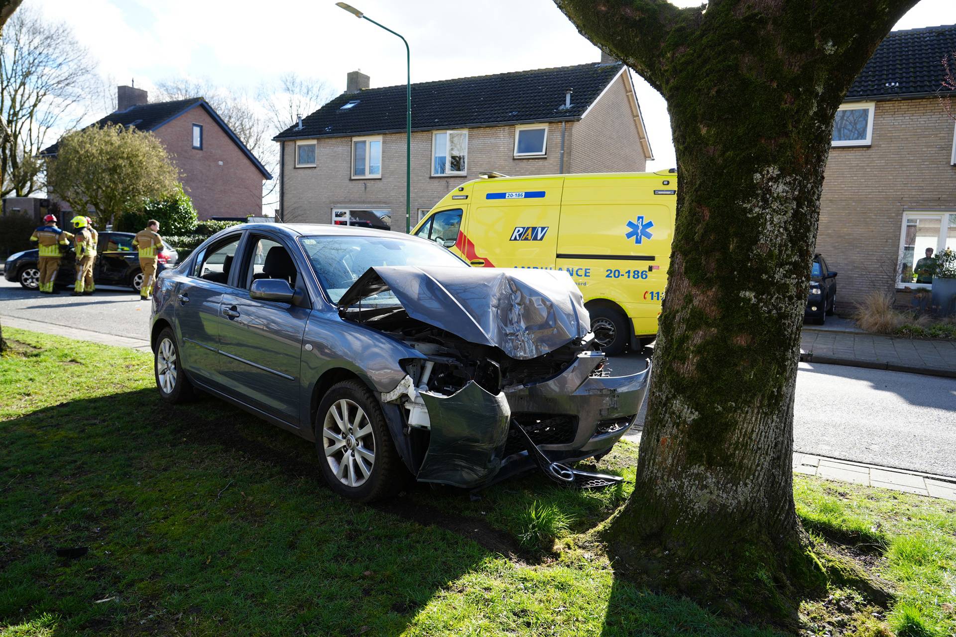 Automobilist crasht tegen boom na ongeval