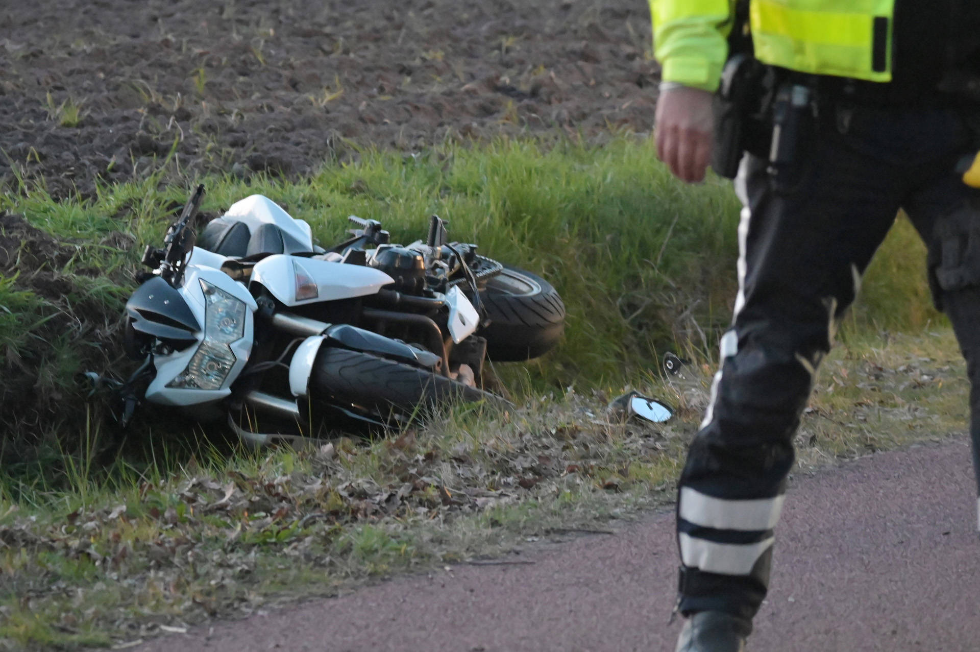 Motorrijdster komt met motor ten val