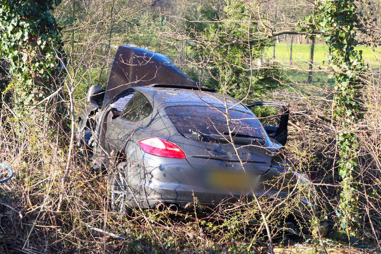 Bestuurder van Porsche na crash uit auto geknipt