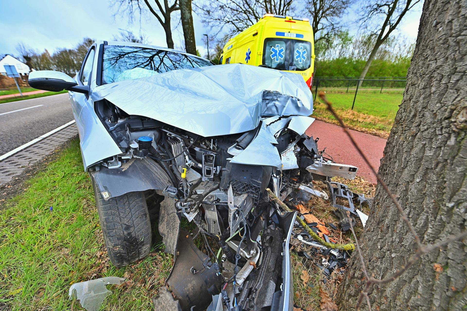 Automobiliste botst tegen boom en raakt gewond