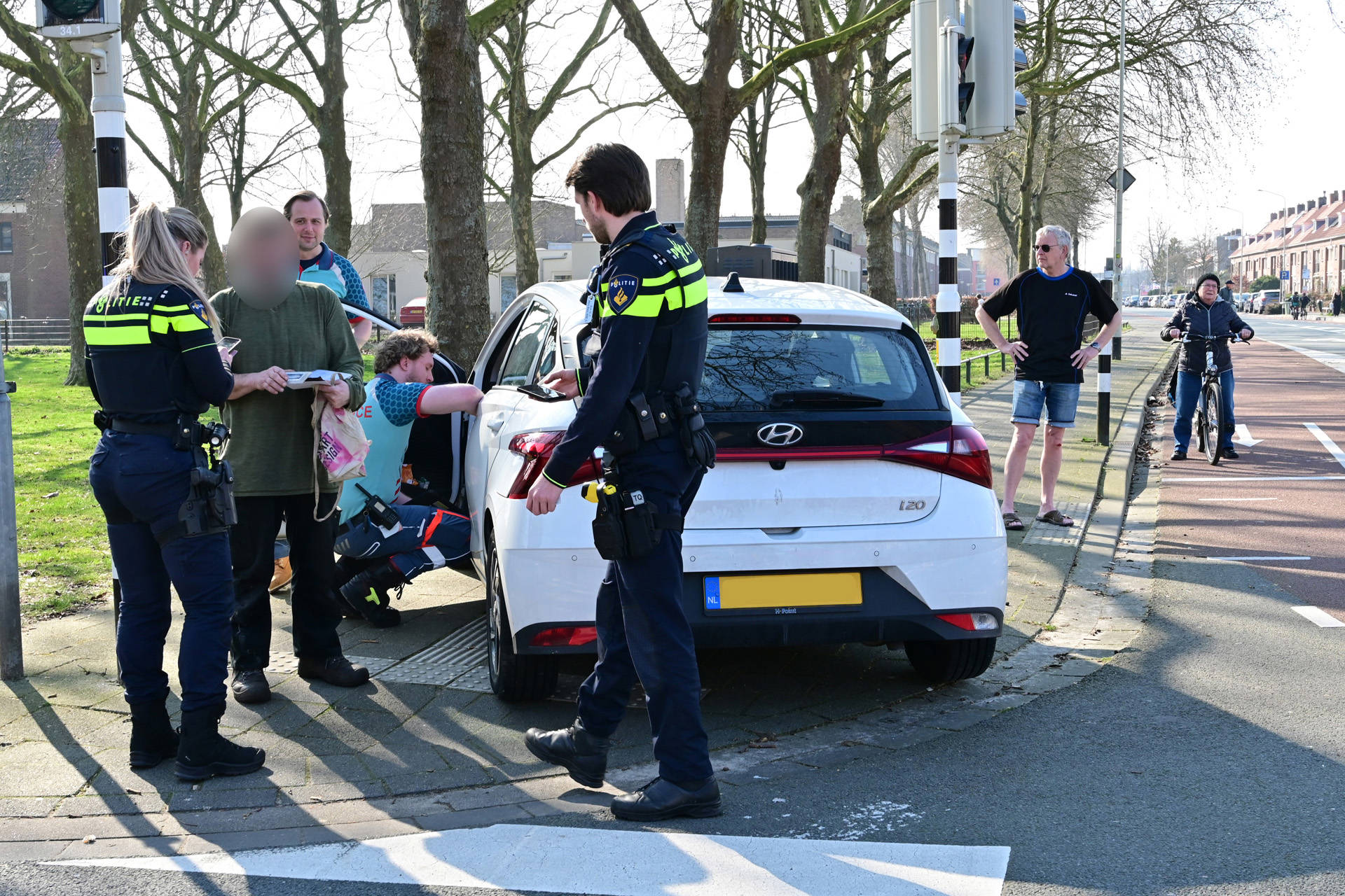 Twee auto’s botsen bij verkeerslichten, verkeer hinder rond druk kruispunt
