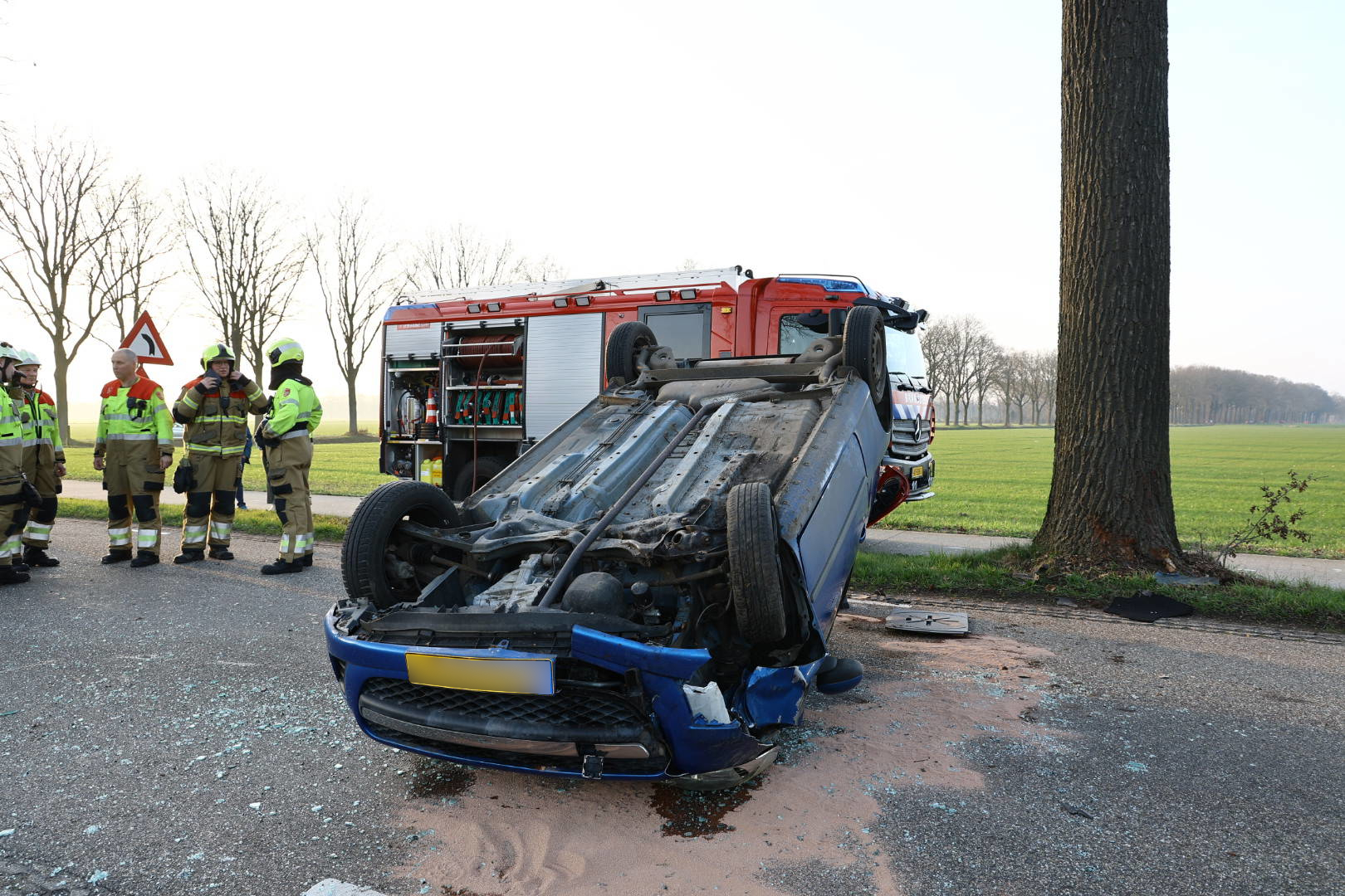 Auto komt op zijn dak terecht bij eenzijdig ongeval
