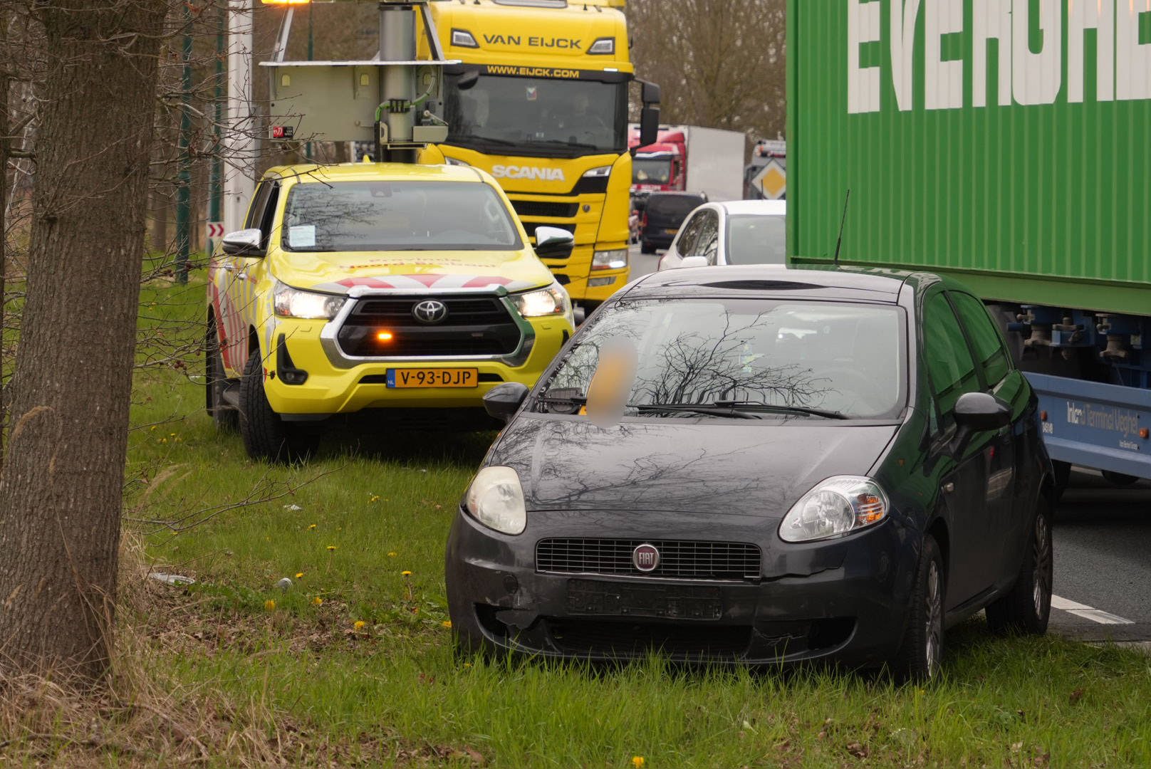 Auto botst achter op vrachtauto