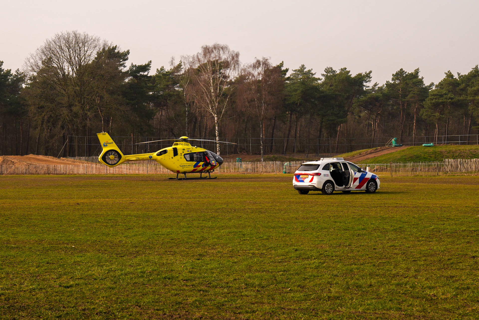 Motorcrosser raakt zwaargewond, traumahelikopter landt naast baan