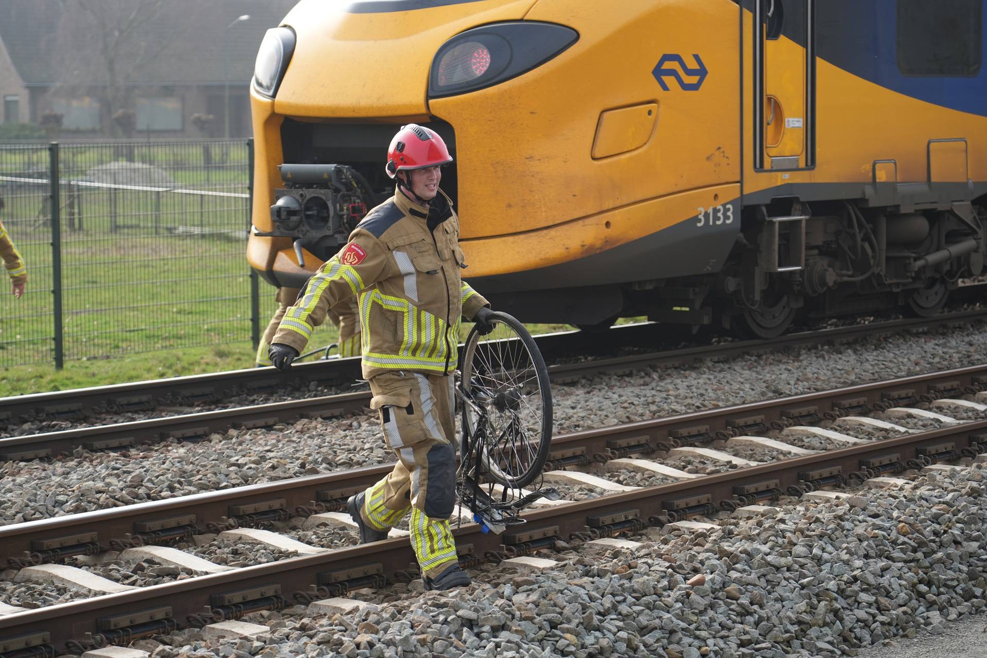 Fiets voor de trein gegooid, vierhonderd passagiers gestrand