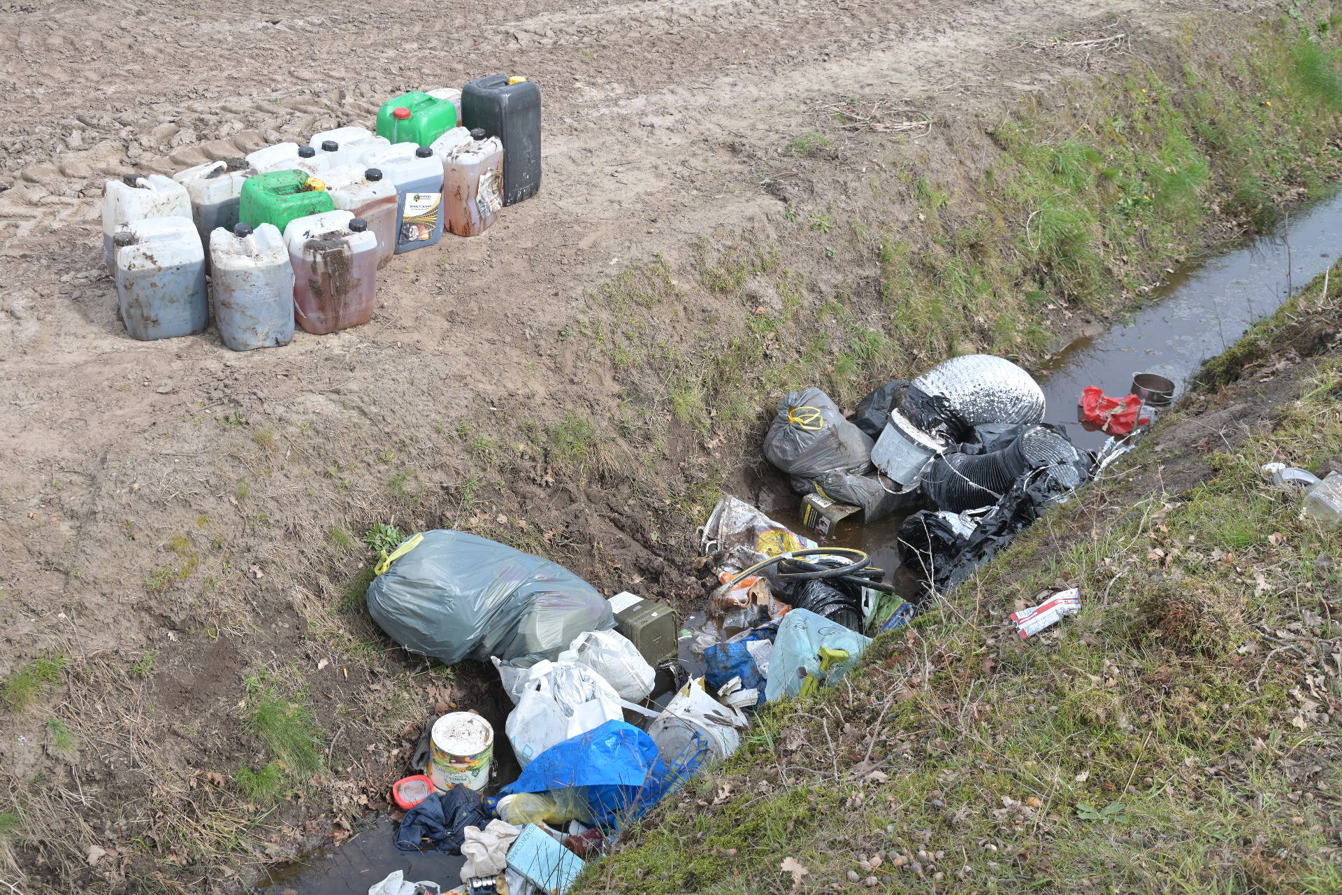 Grote hoeveelheid mogelijk milieugevaarlijk afval gevonden in sloot