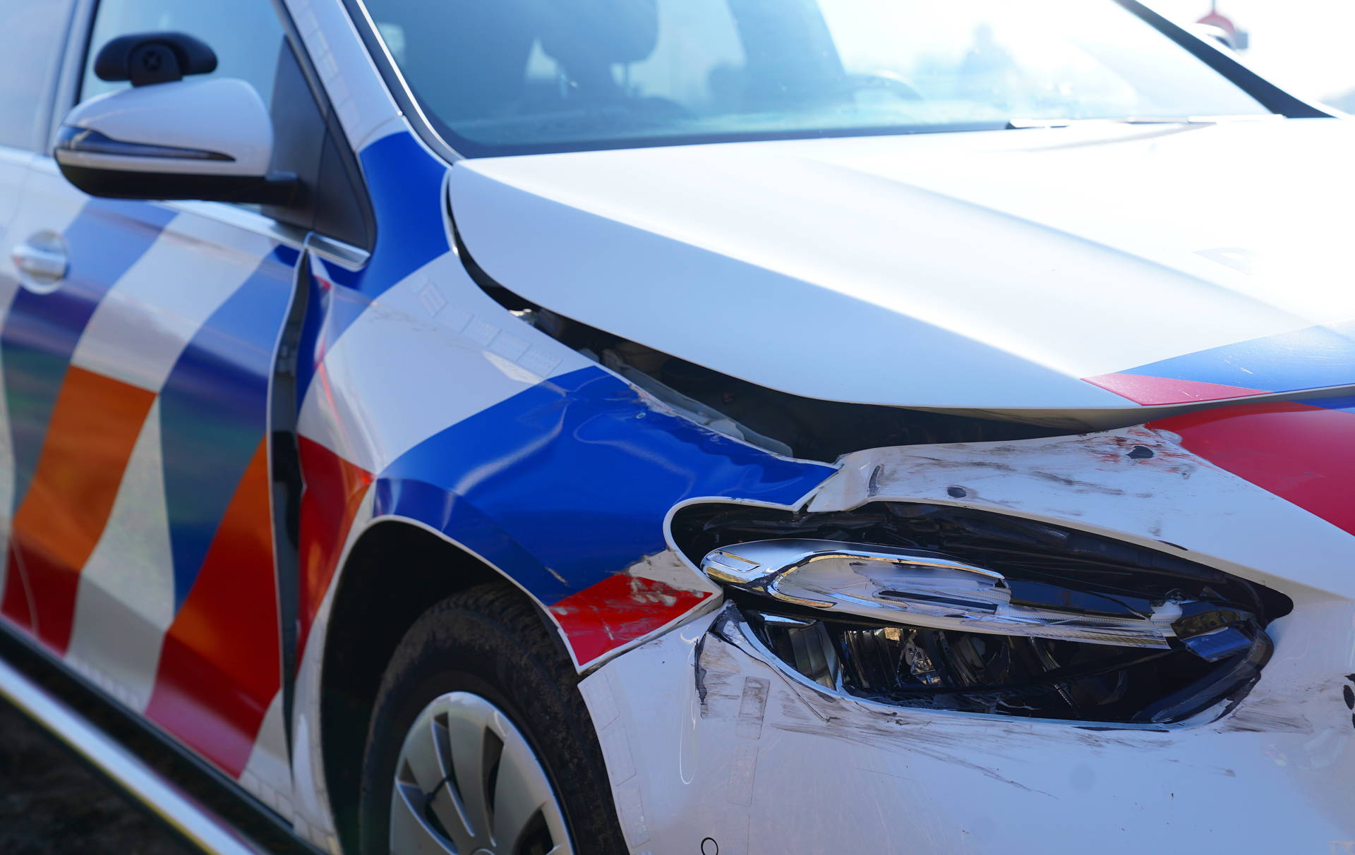 Motorrijdster gewond na val in bocht, ook politieauto raakt van de weg