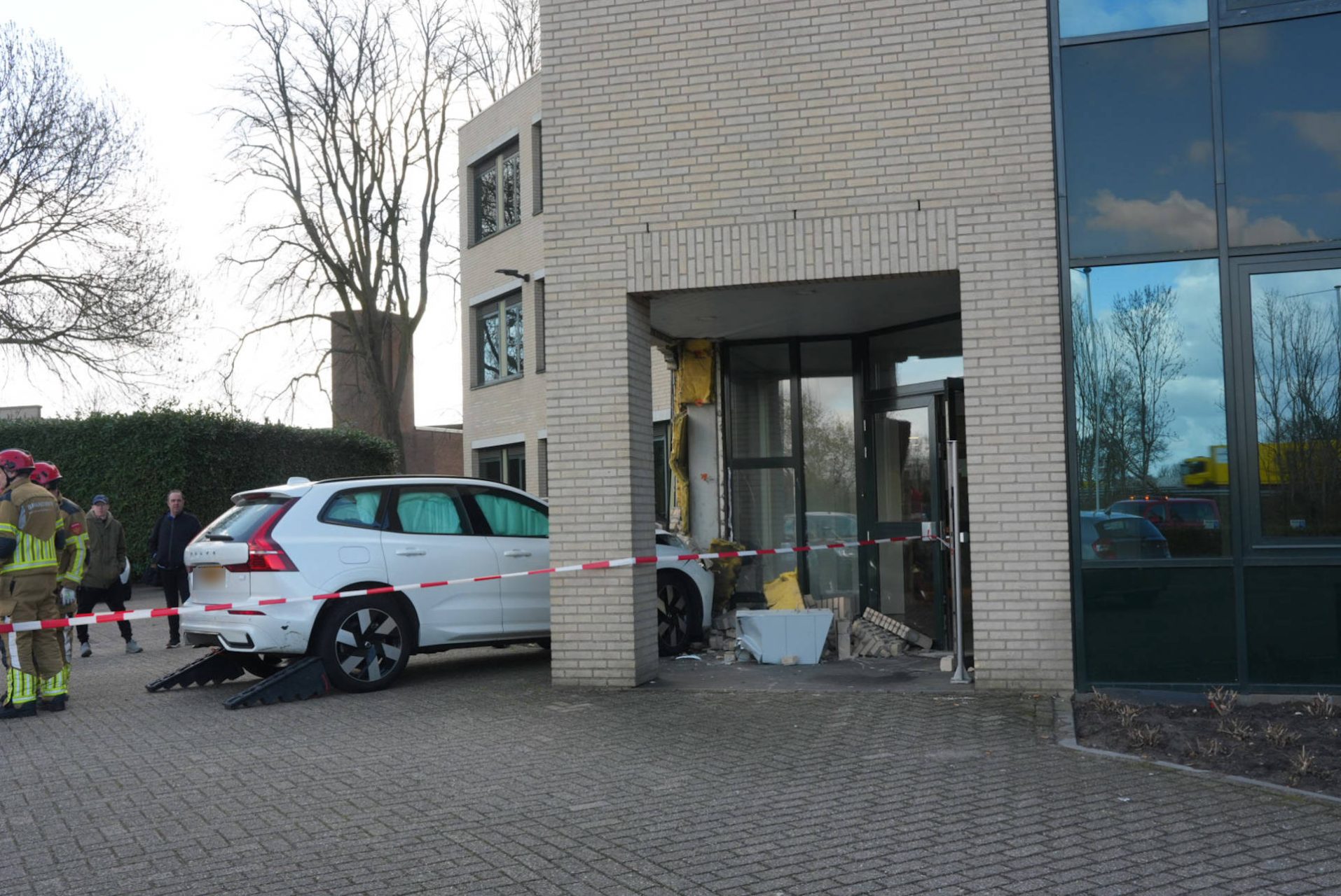 Automobilist rijdt tegen gevel van kantoorpand