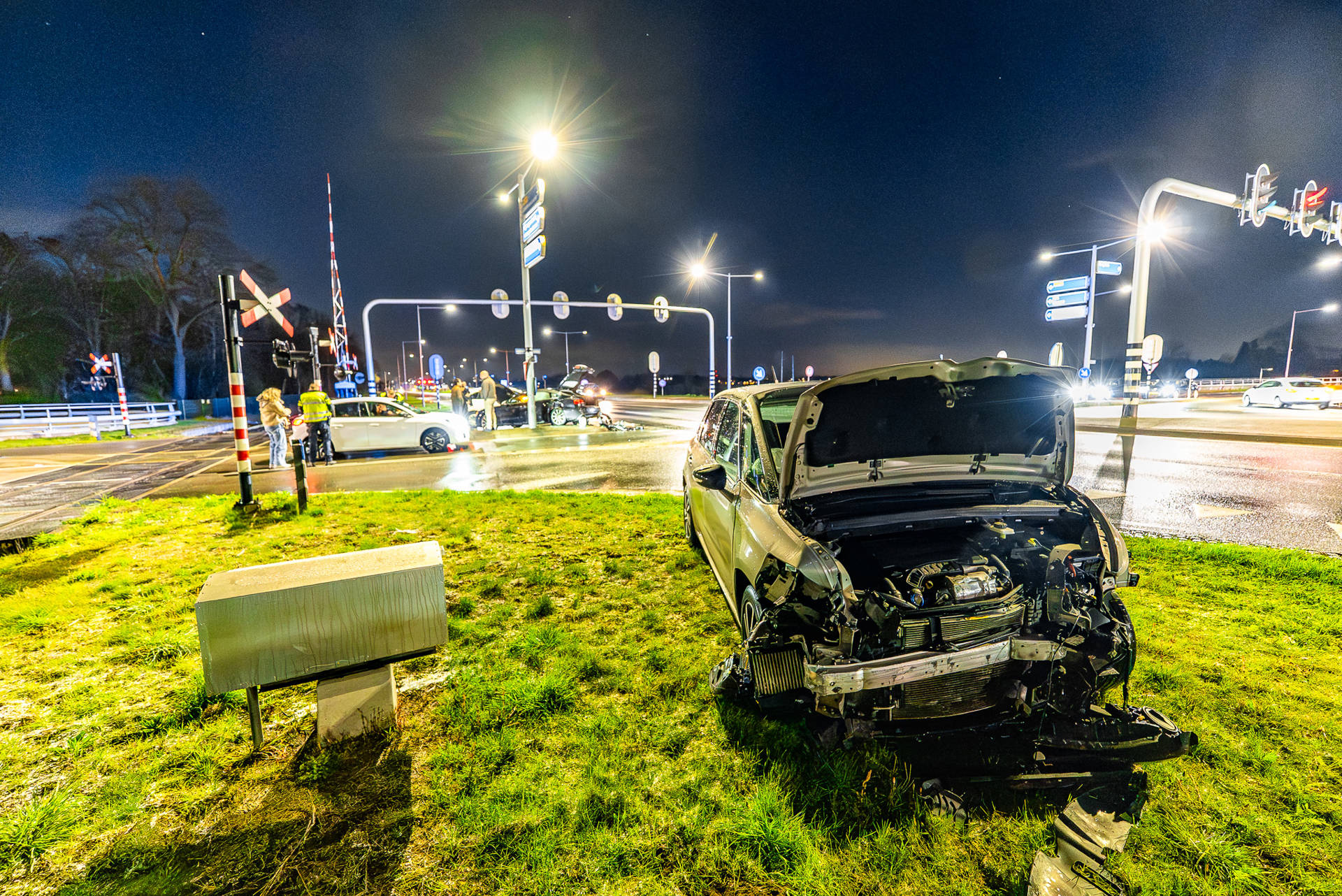 Auto door rood veroorzaakt flinke schade bij botsing op kruising