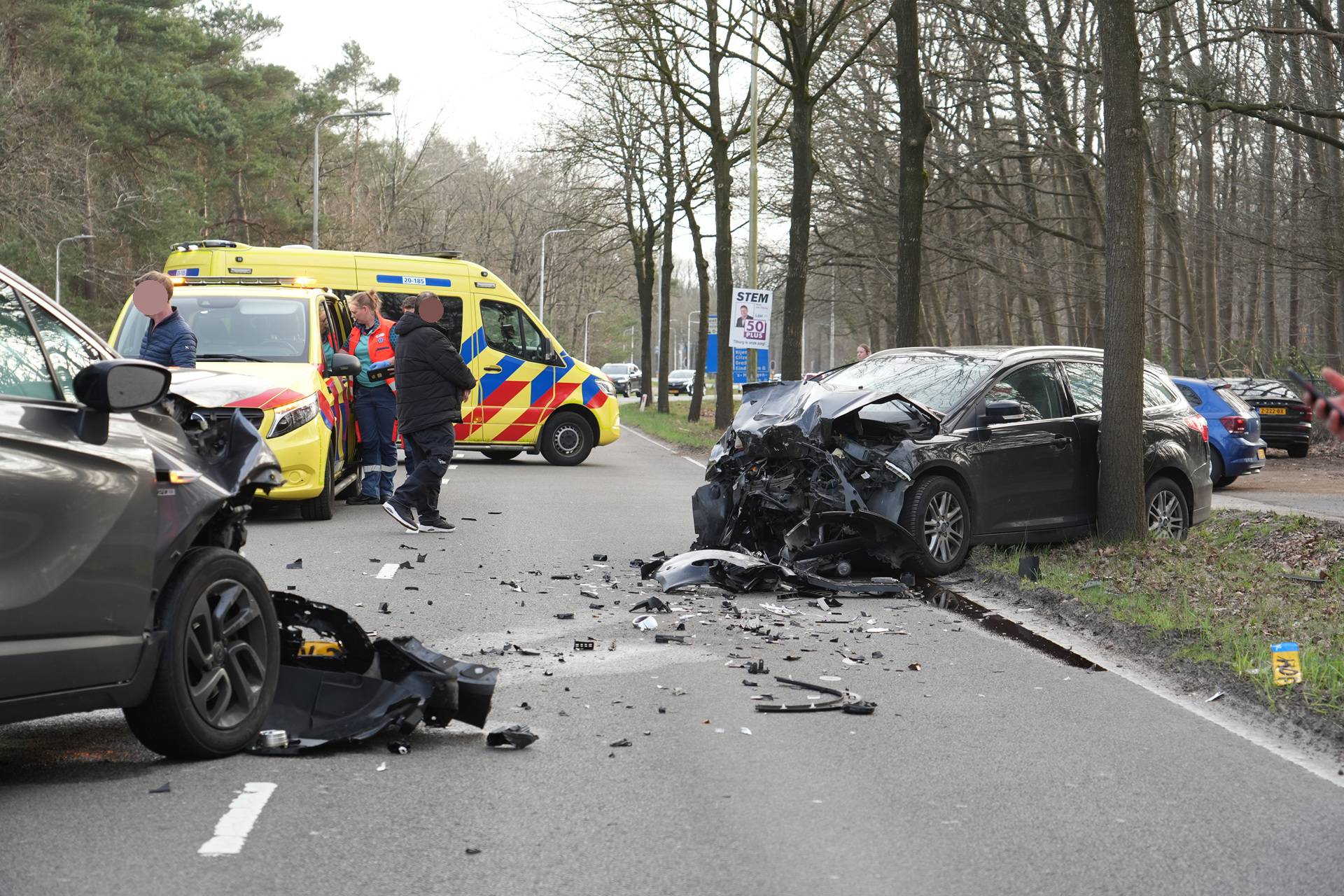 Twee volwassenen en kind gewond bij frontale botsing
