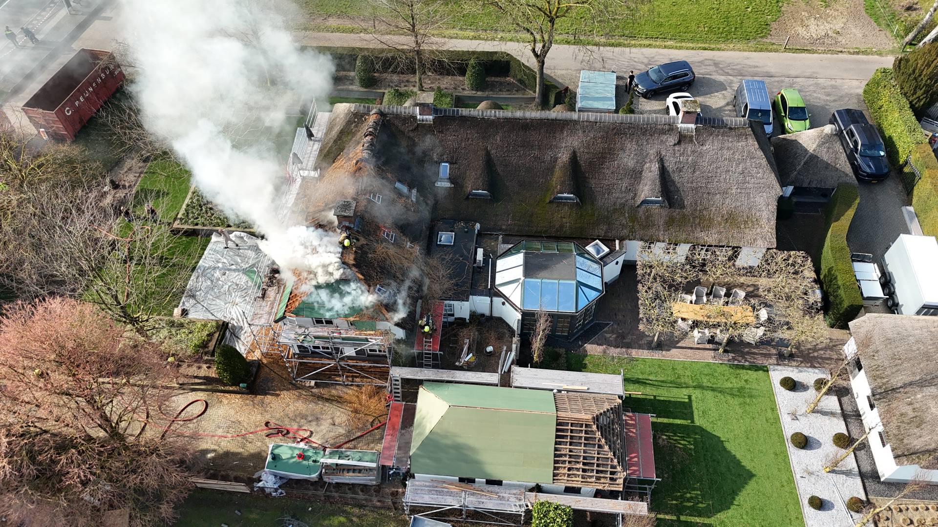 Vijf gewonden bij brand in woning met rieten dak na werkzaamheden