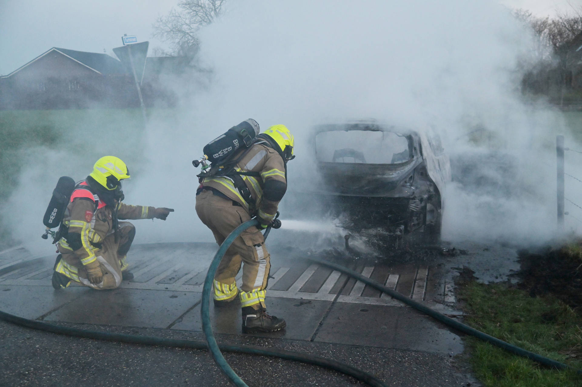 Auto vat tijdens het rijden vlam en brandt volledig uit