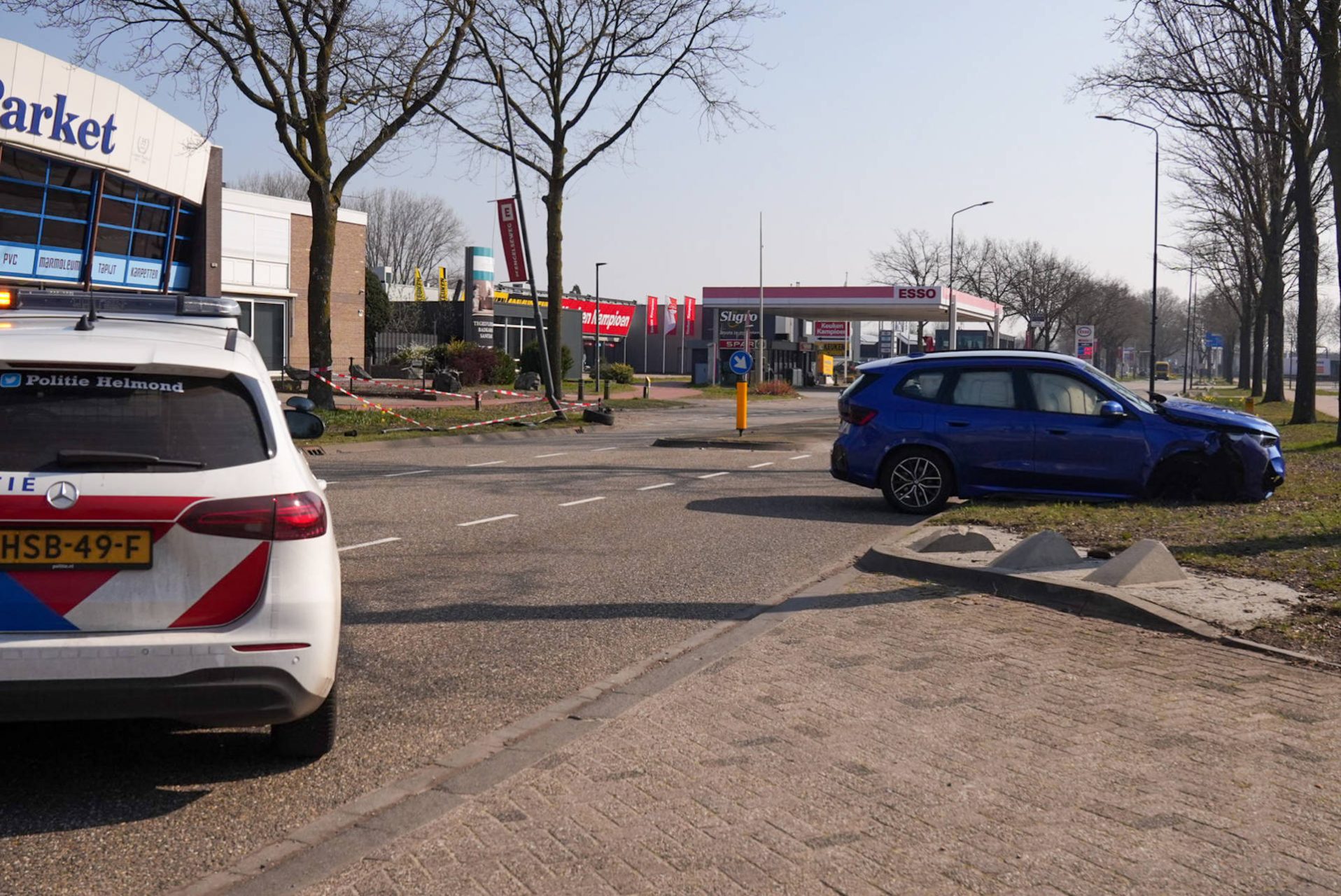 Automobilist botst tegen lantaarnpaal