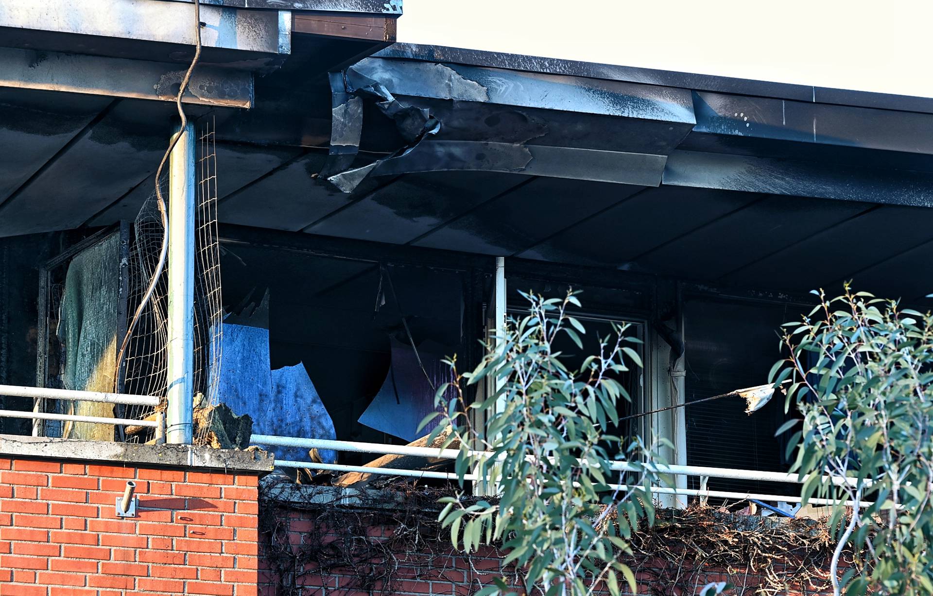 Buitenbrand slaat over naar twee woningen