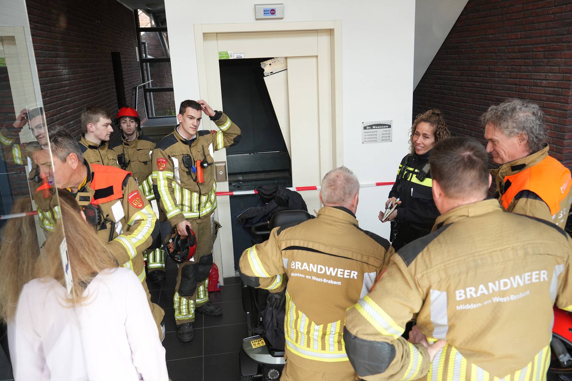 Vrouw rijdt met scootmobiel door liftdeuren en belandt deels in liftschacht