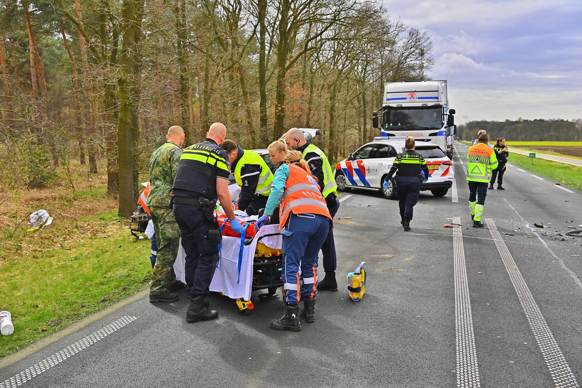 Automobilist gewond na frontale aanrijding met vrachtwagen